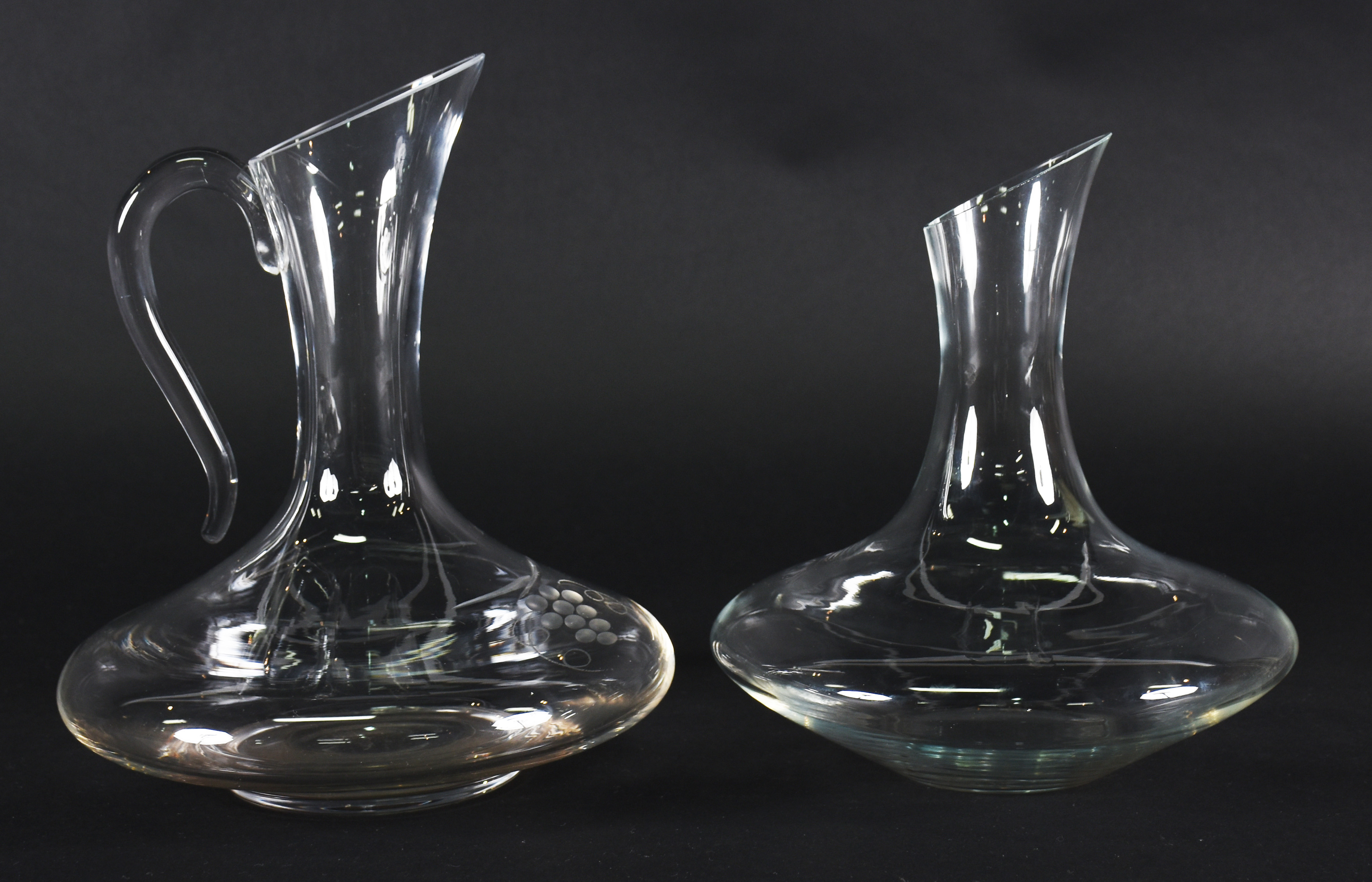 Dois decanters de vidro para vinho sendo um com alça . - foto 1 de 4