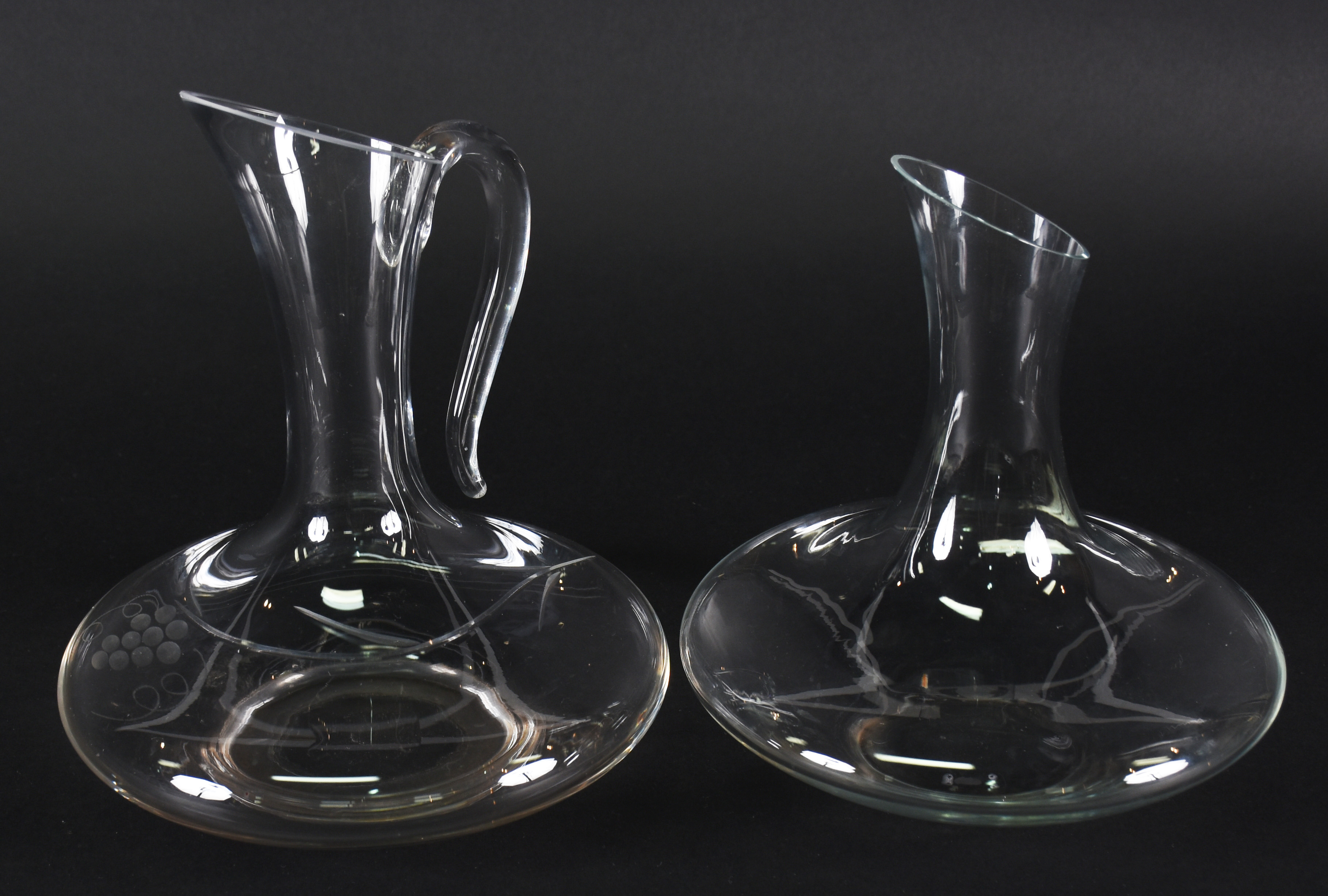Dois decanters de vidro para vinho sendo um com alça . - foto 2 de 4