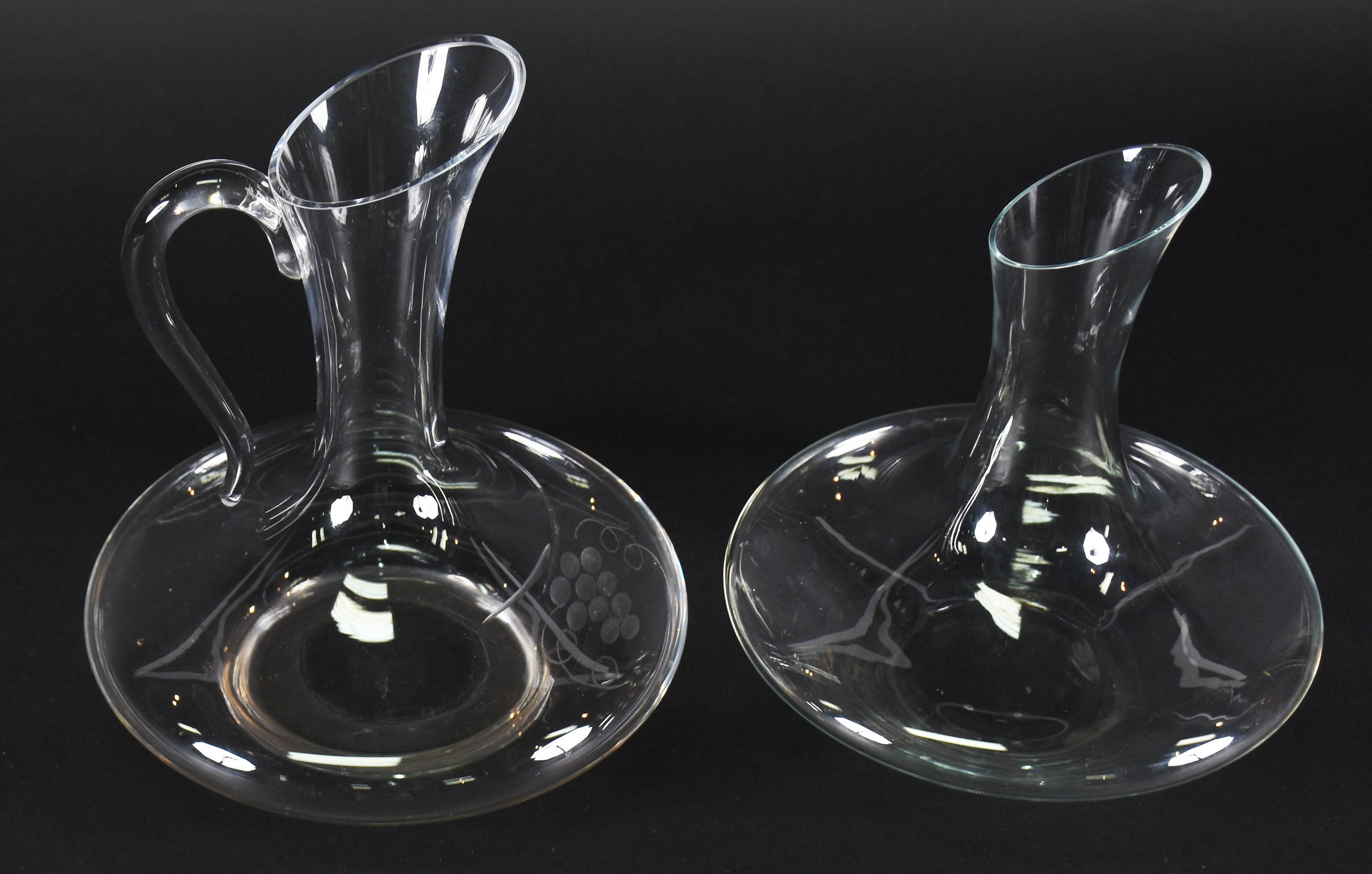Dois decanters de vidro para vinho sendo um com alça . - foto 3 de 4