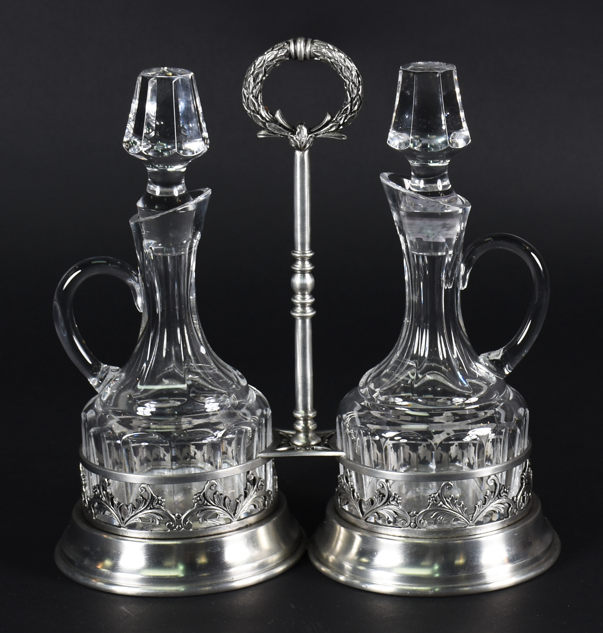 Duas garrafas de cristal lapidado com alças , base de estanho... - foto 1 de 4