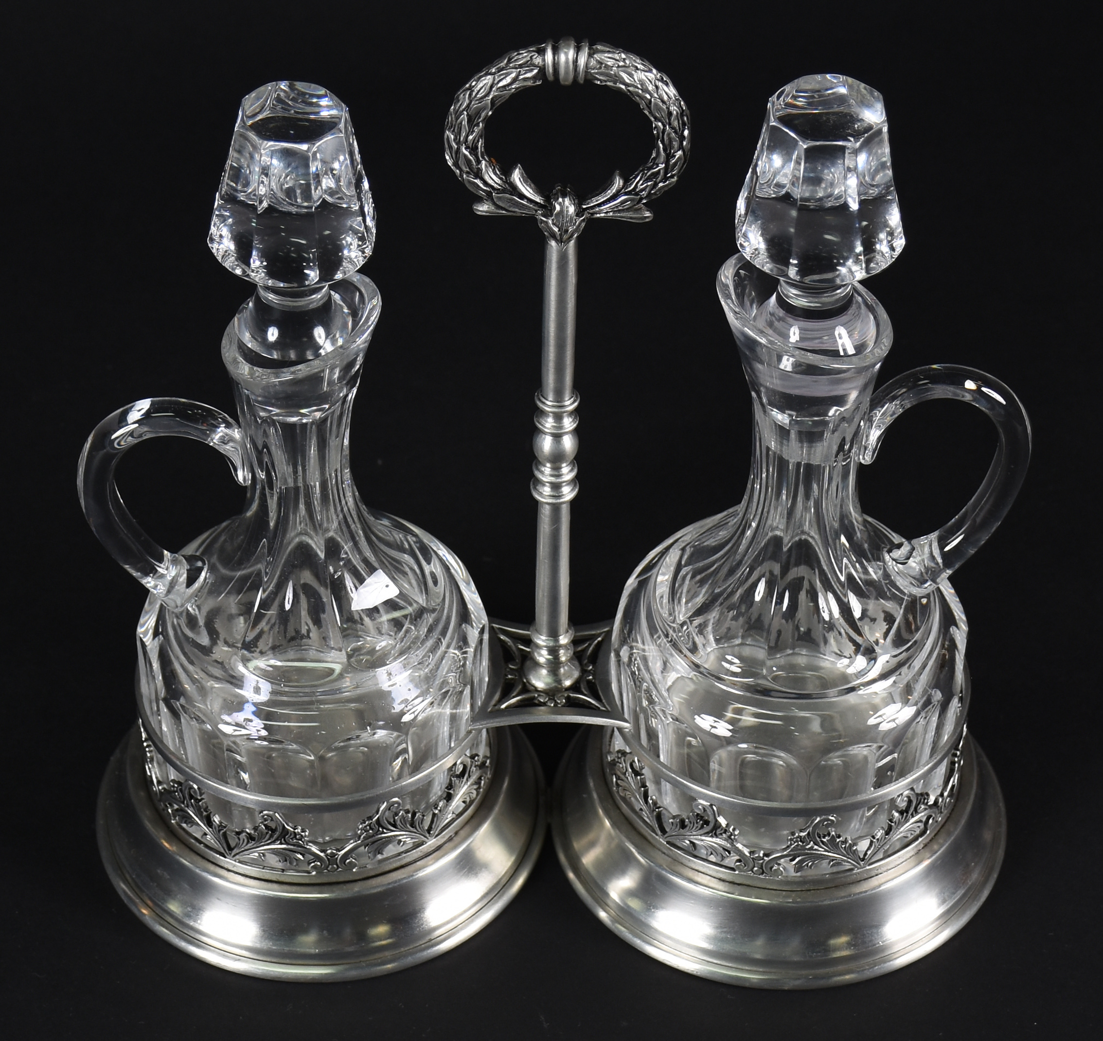 Duas garrafas de cristal lapidado com alças , base de estanho... - foto 2 de 4