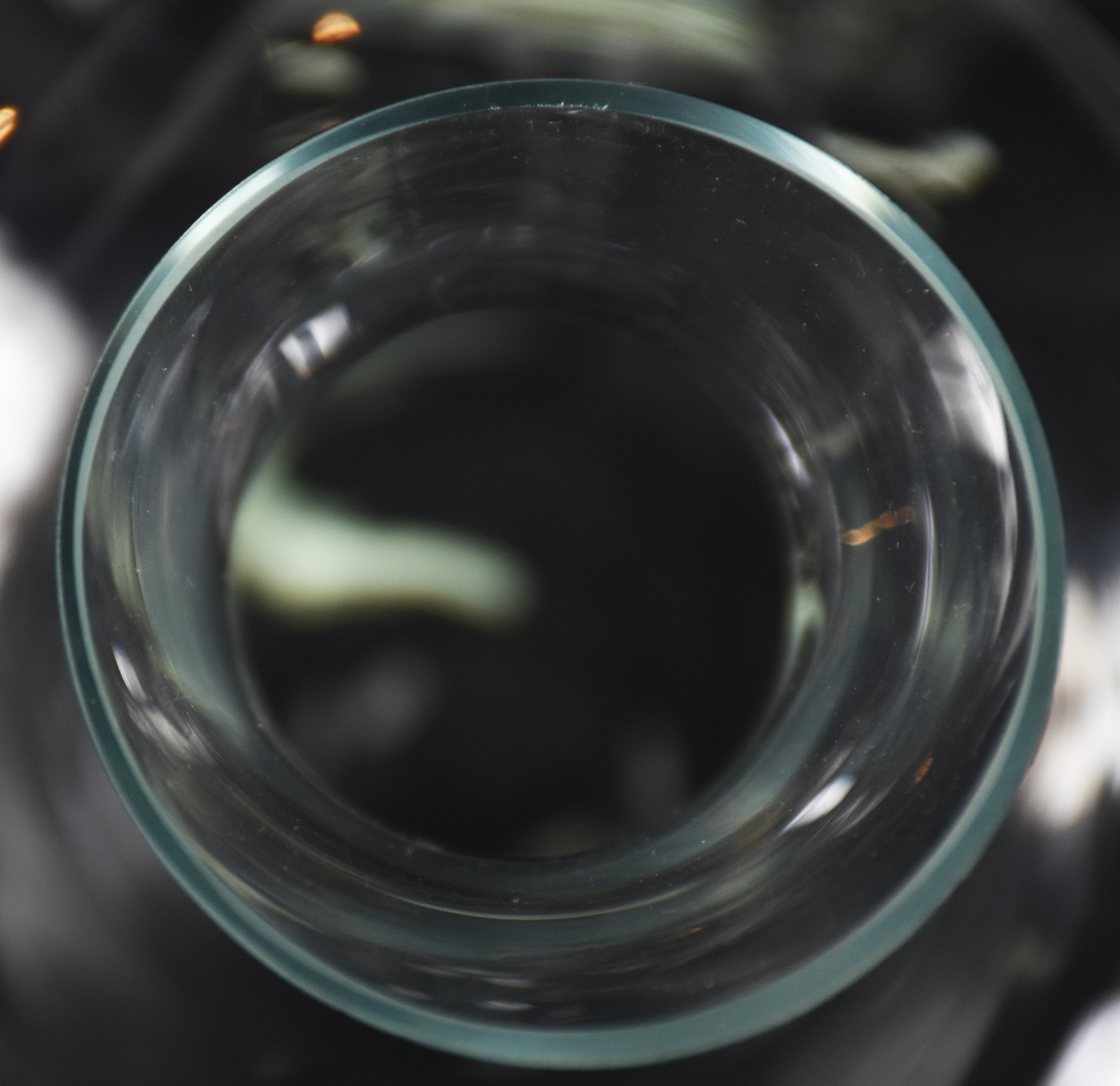 Dois decanters de vidro para vinho sendo um com alça . - foto 4 de 4