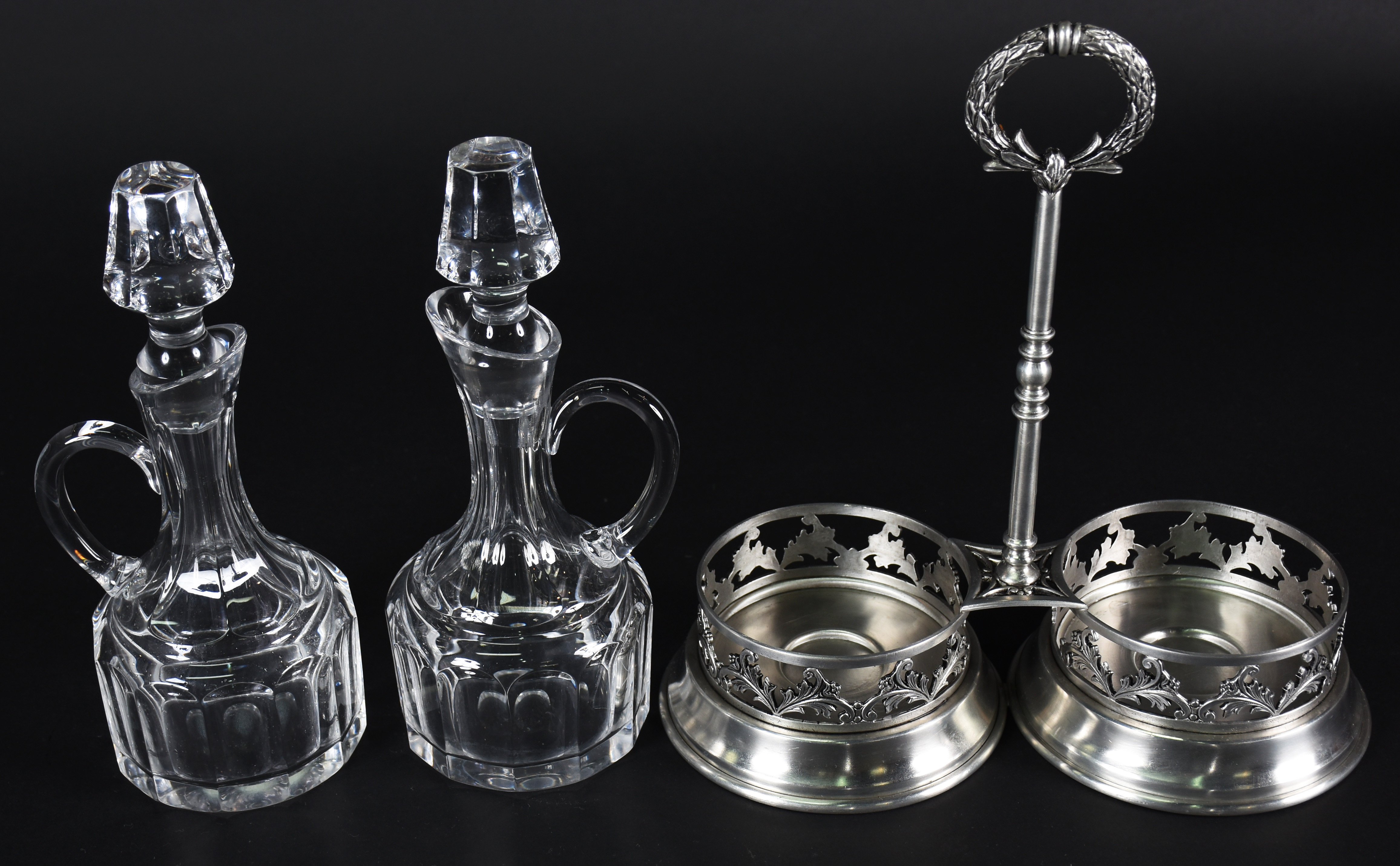 Duas garrafas de cristal lapidado com alças , base de estanho... - foto 4 de 4