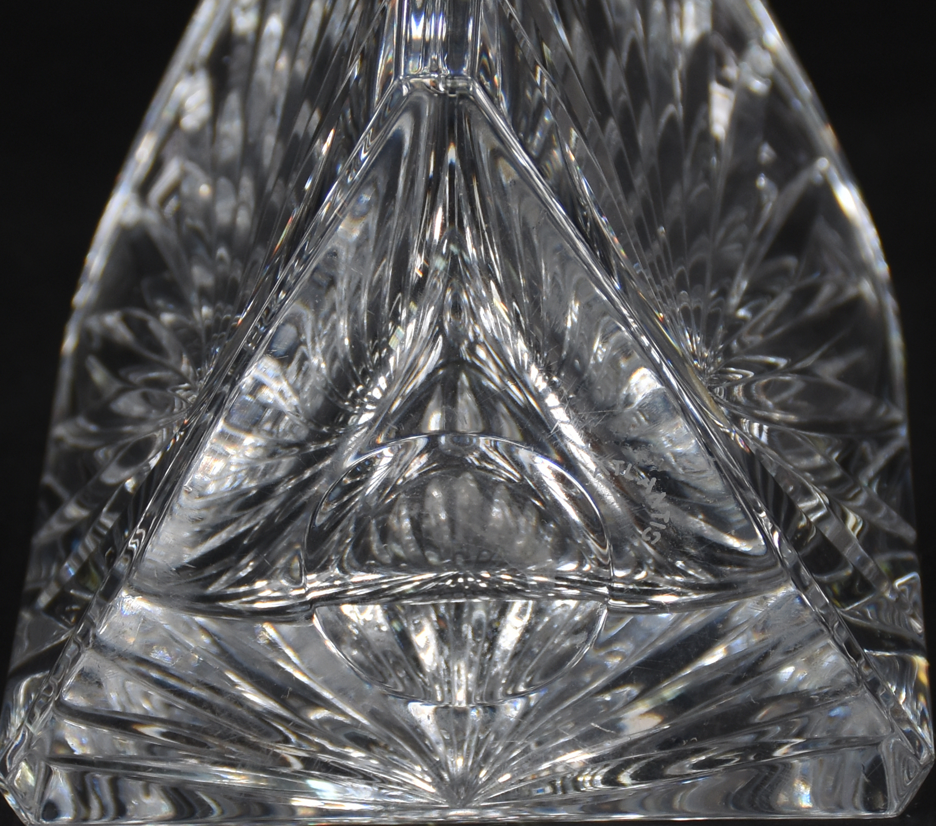 Garrafa de cristal europeu lapidado base feitio triangular. - foto 3 de 3