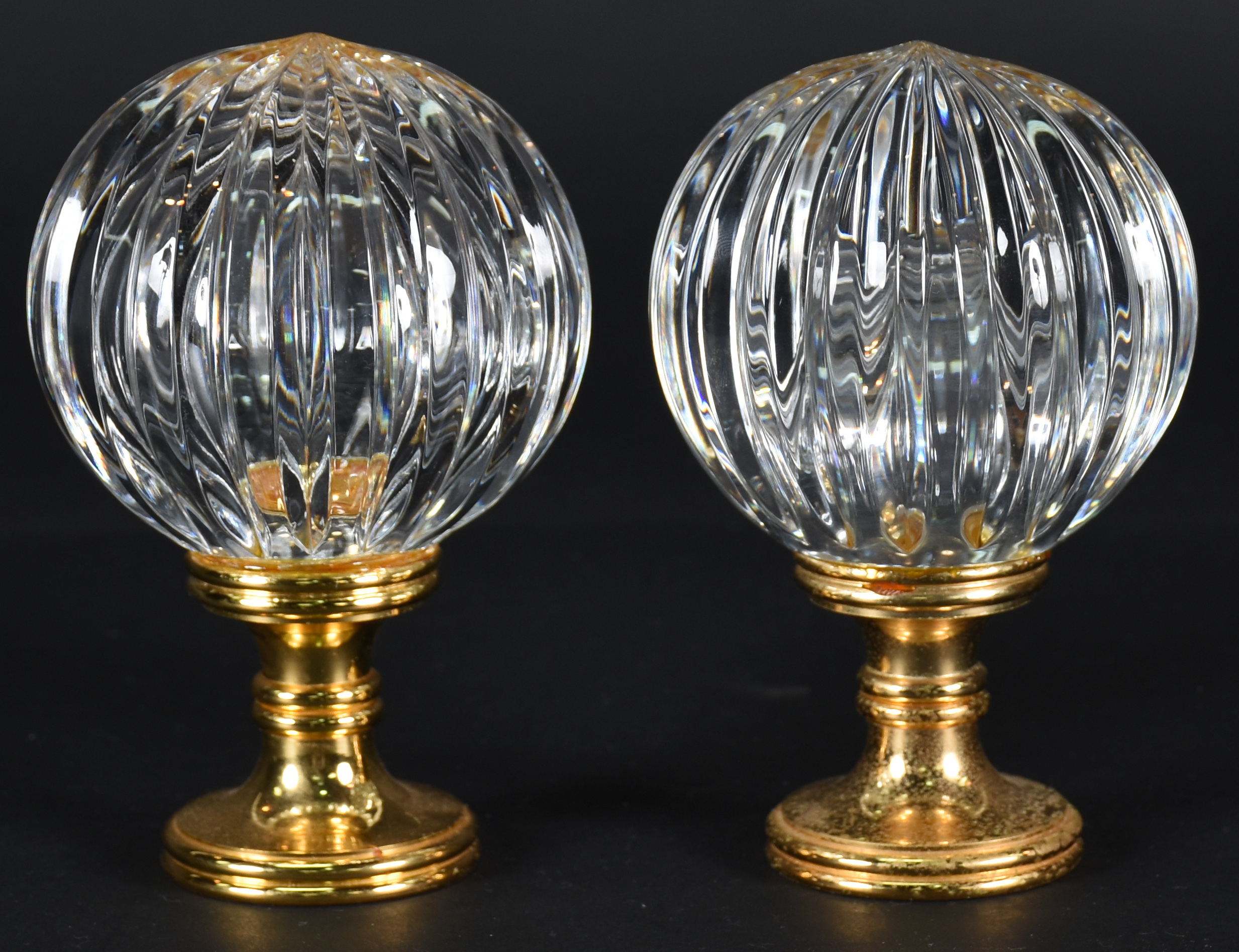 Par de pinhas de cristal frisado com bases de metal dourado. - foto 1 de 3