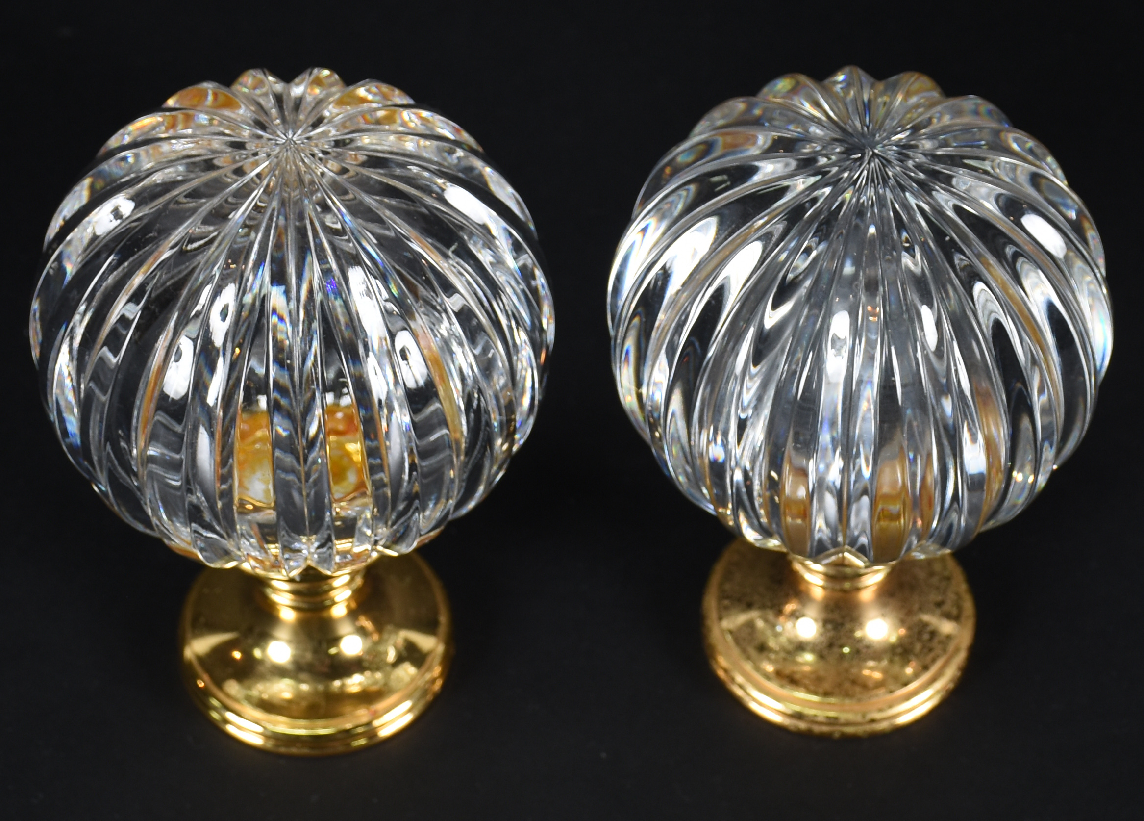 Par de pinhas de cristal frisado com bases de metal dourado. - foto 2 de 3