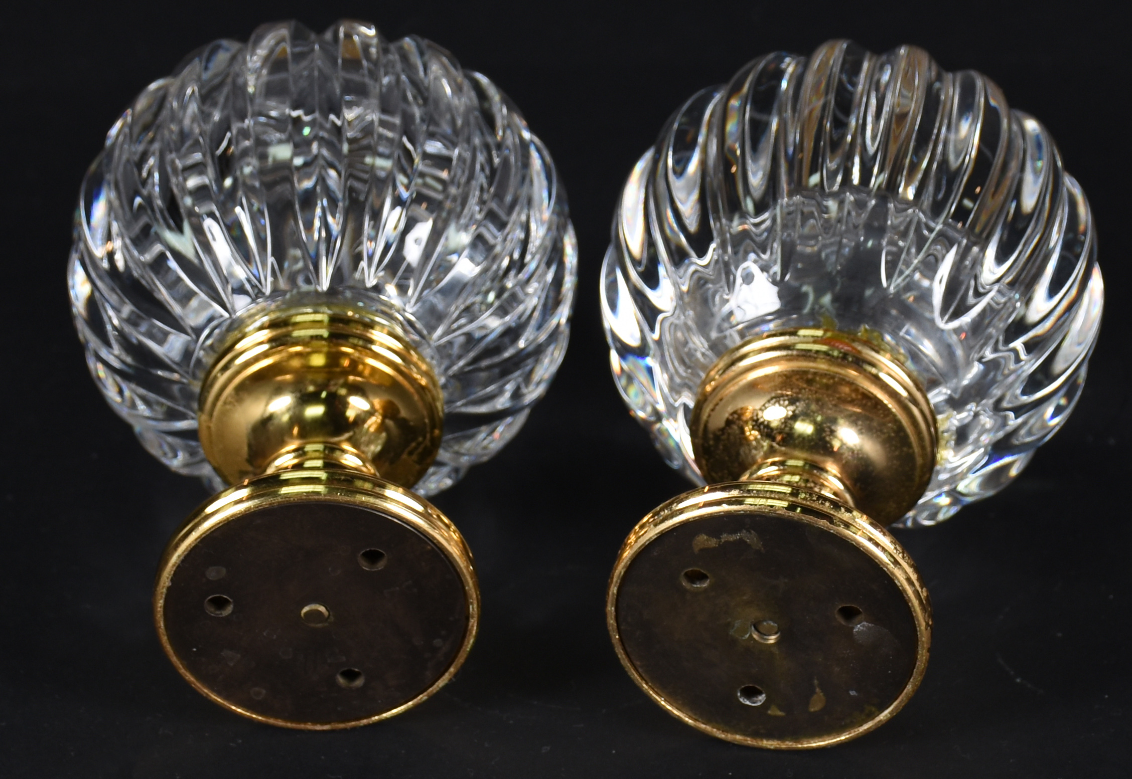 Par de pinhas de cristal frisado com bases de metal dourado. - foto 3 de 3