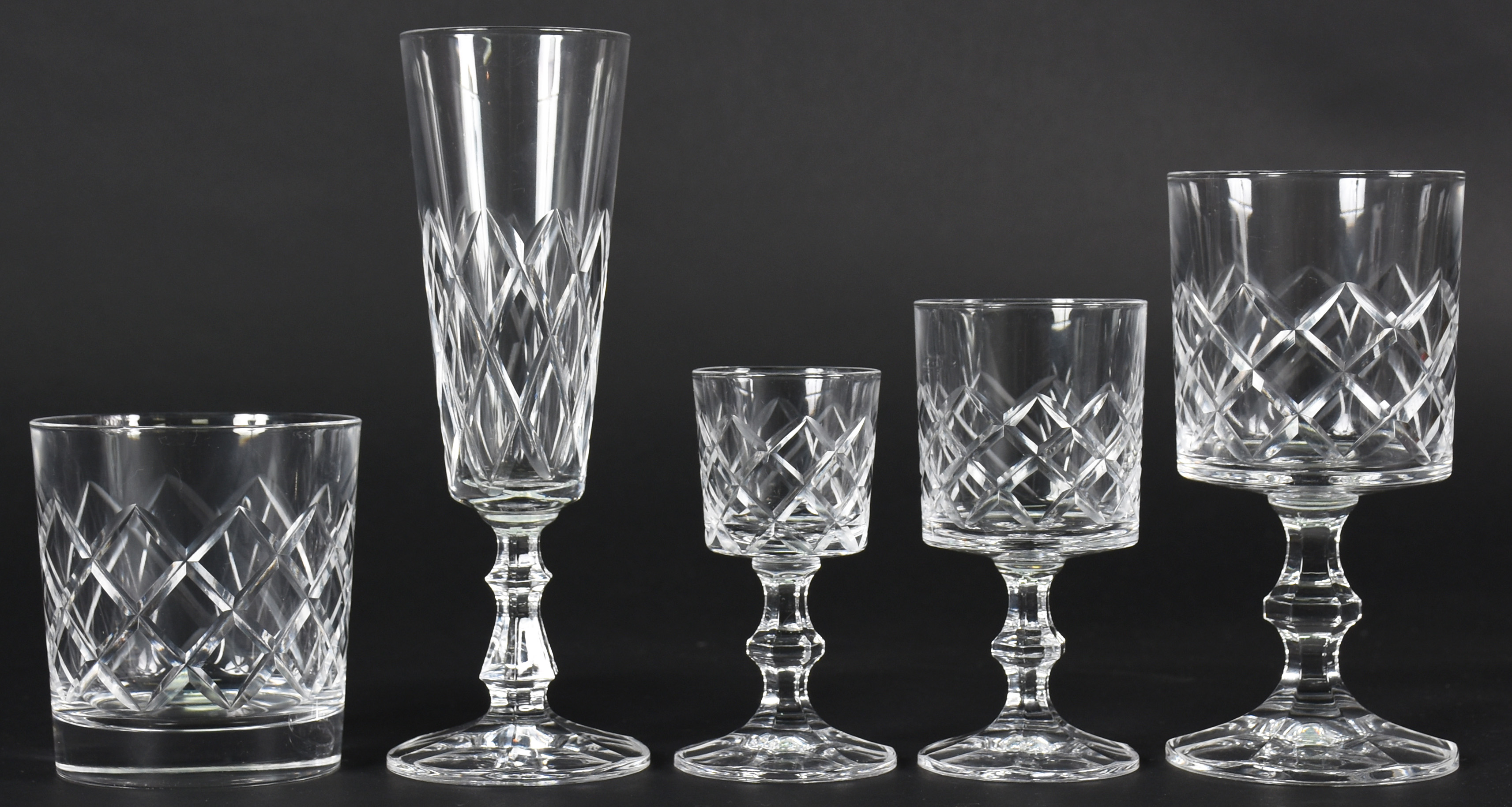 Serviço de cristal lapidado , sendo, 10 flutes , 12 copos curtos para... - foto 2 de 2