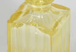 Garrafa em bloco de cristal europeu na cor amar... - Garrafa em bloco de cristal europeu na cor amarela.