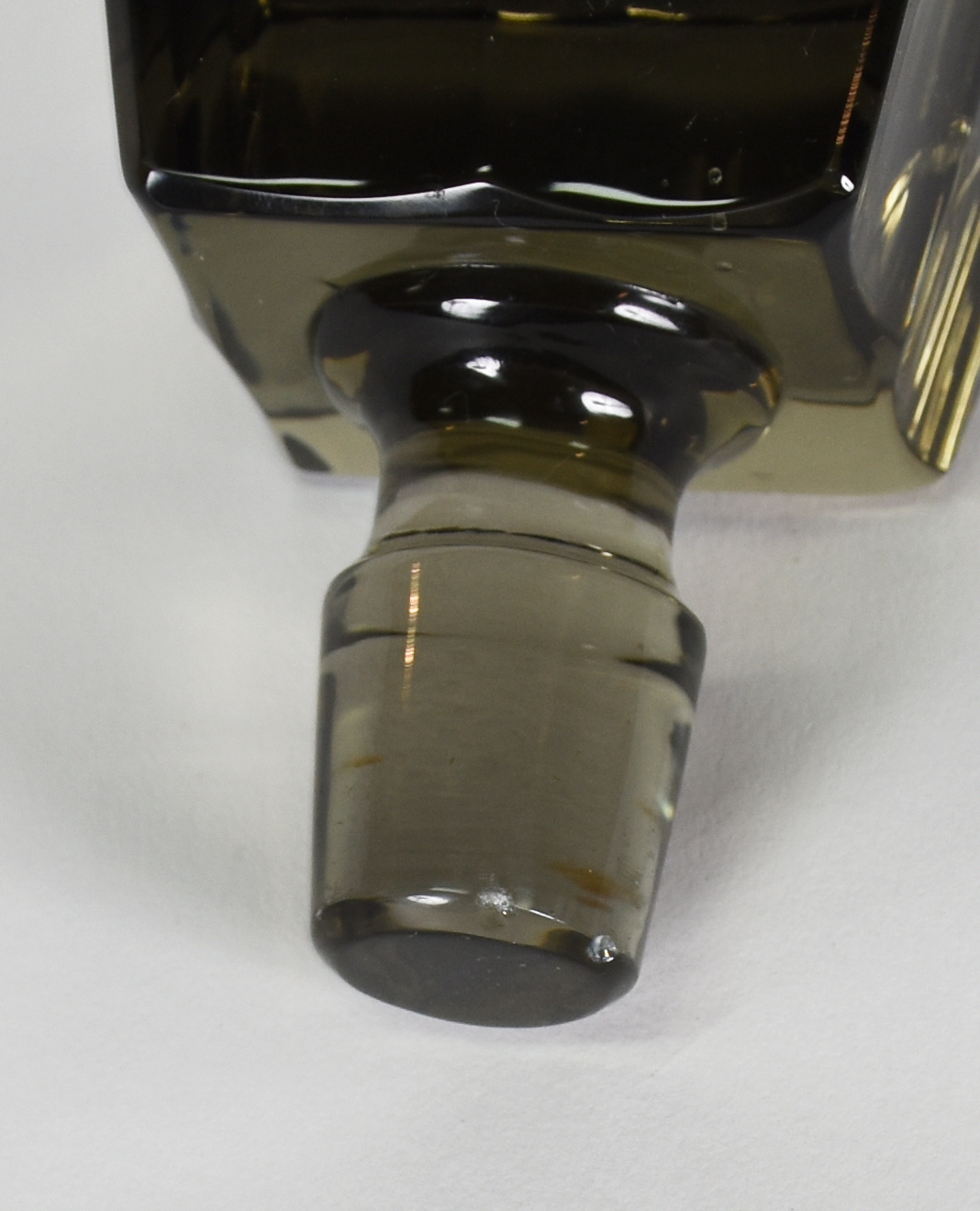 Garrafa de cristal europeu na cor fumê , base facetada. - foto 4 de 4