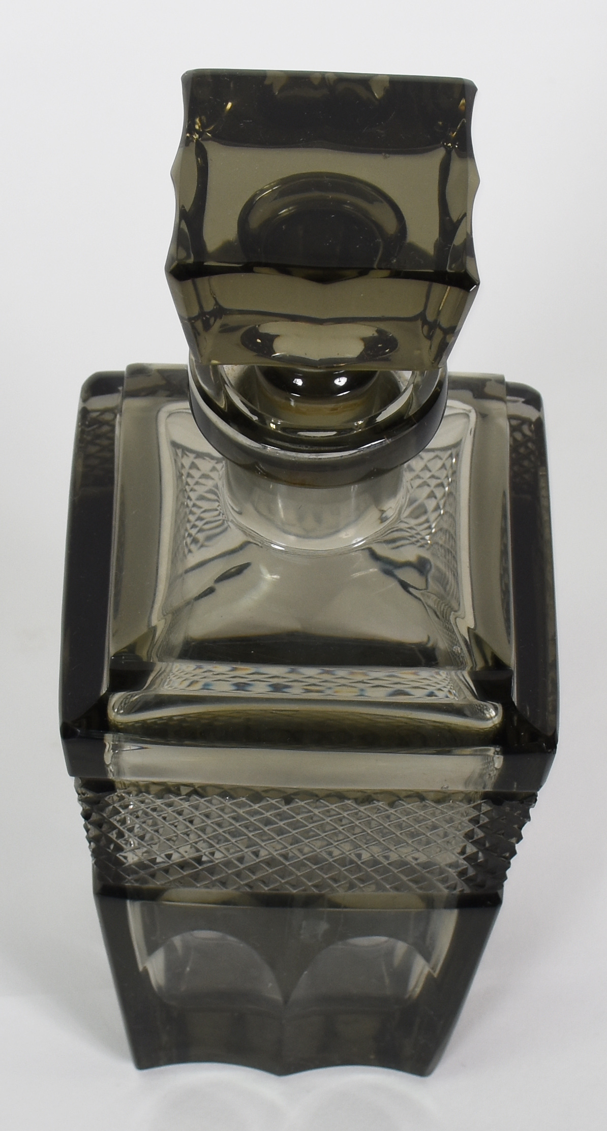 Garrafa de cristal europeu na cor fumê , base facetada. - foto 2 de 4