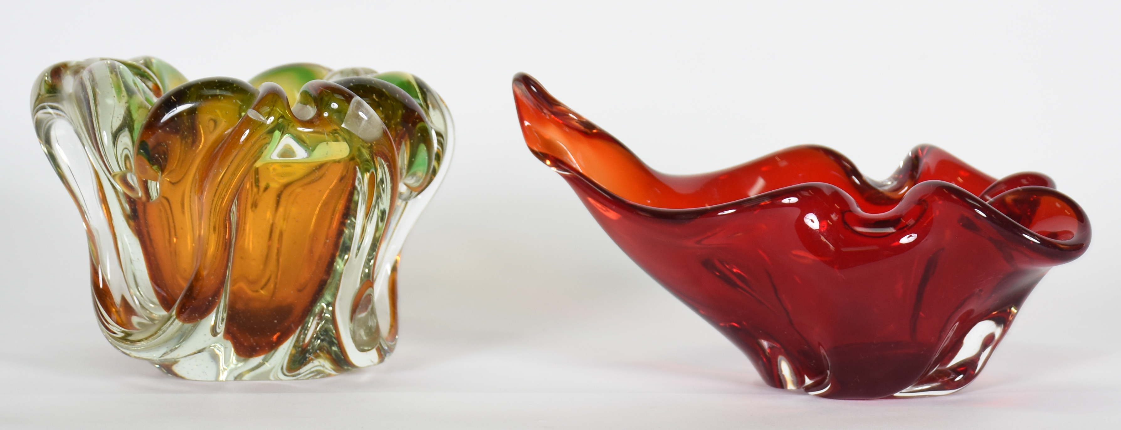 Dois cinzeiros de Murano, sendo um vermelho ( lascado na base ) e... - foto 1 de 3