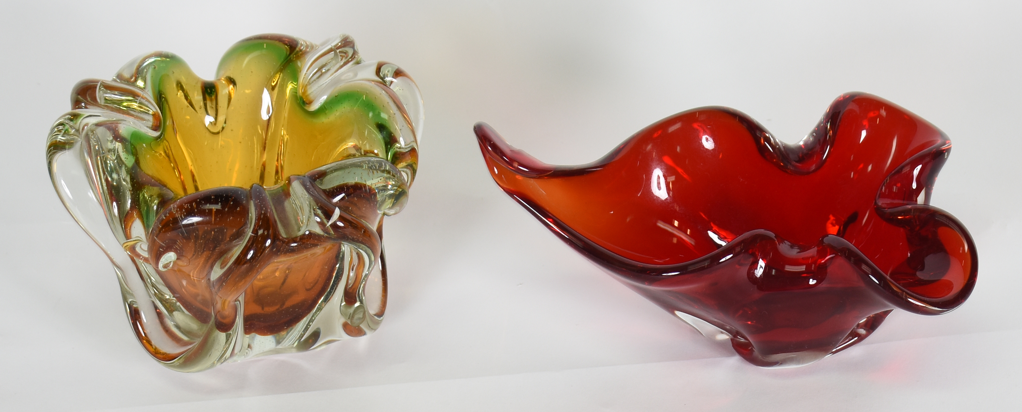 Dois cinzeiros de Murano, sendo um vermelho ( lascado na base ) e... - foto 2 de 3