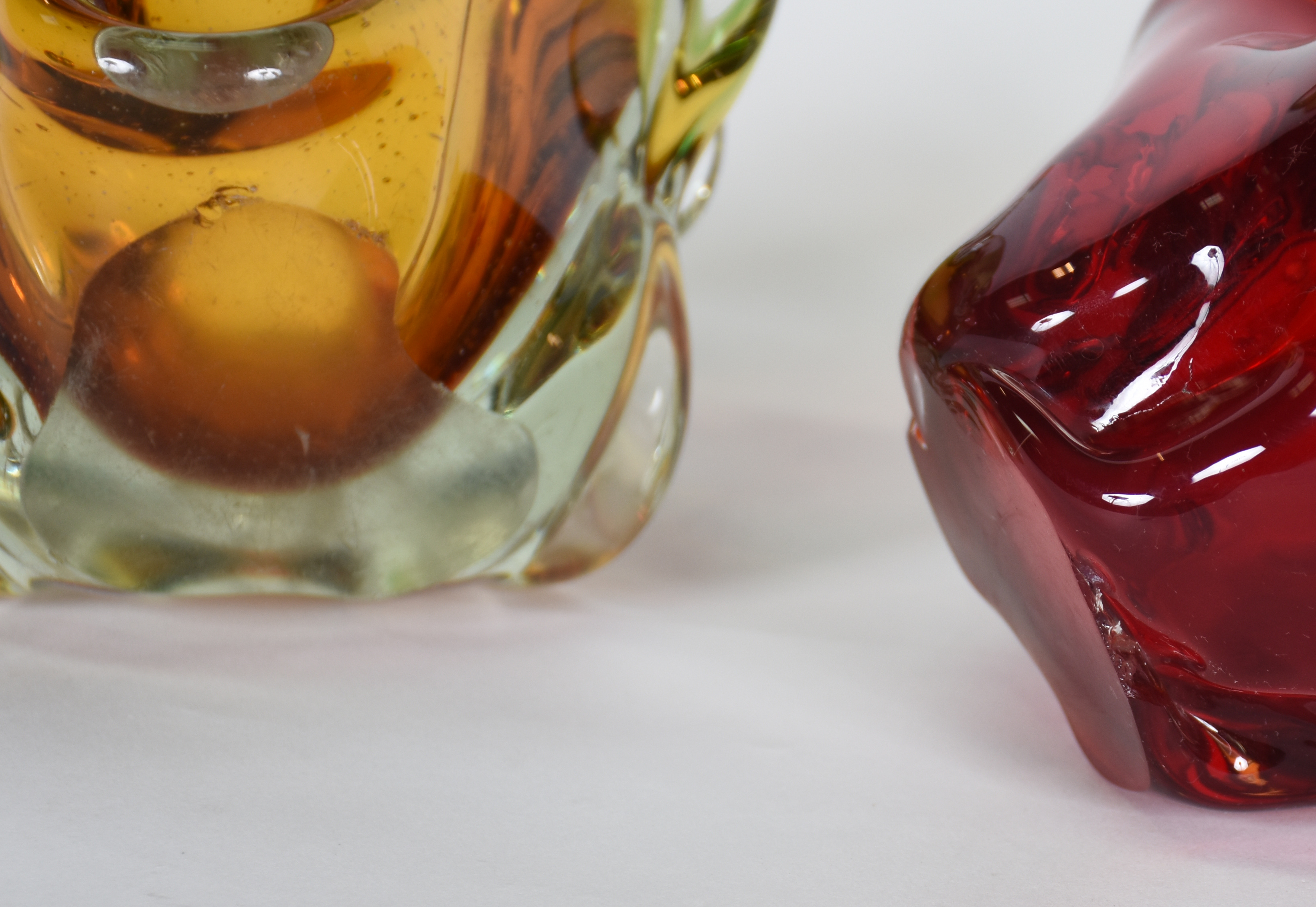 Dois cinzeiros de Murano, sendo um vermelho ( lascado na base ) e... - foto 3 de 3