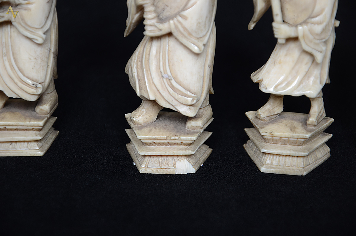 Oito pequenas estatuetas de marfim representando figuras chinesas... - foto 3 de 3