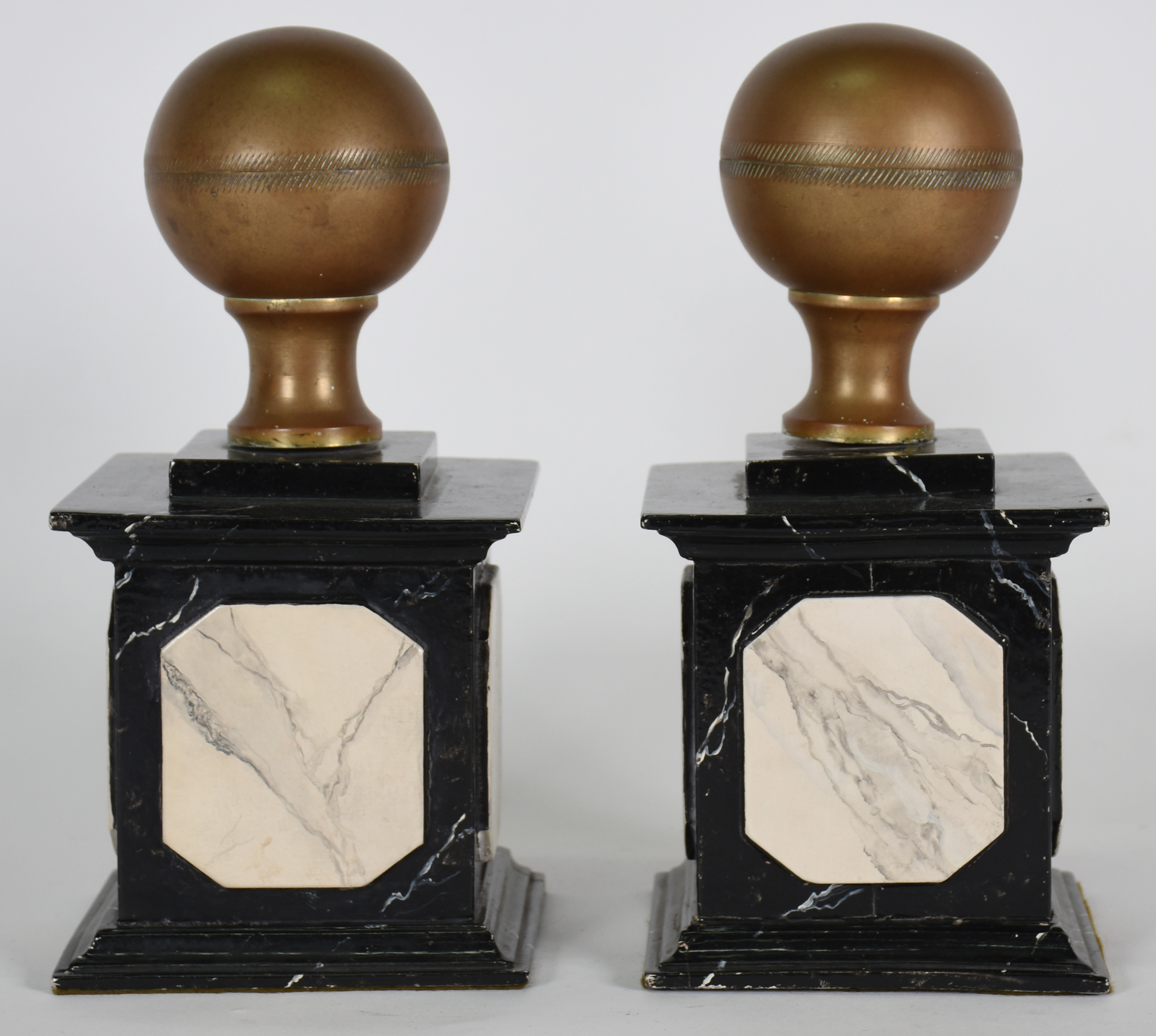 Par de pinhas decorativas com bases de madeira com pintura... - foto 1 de 3