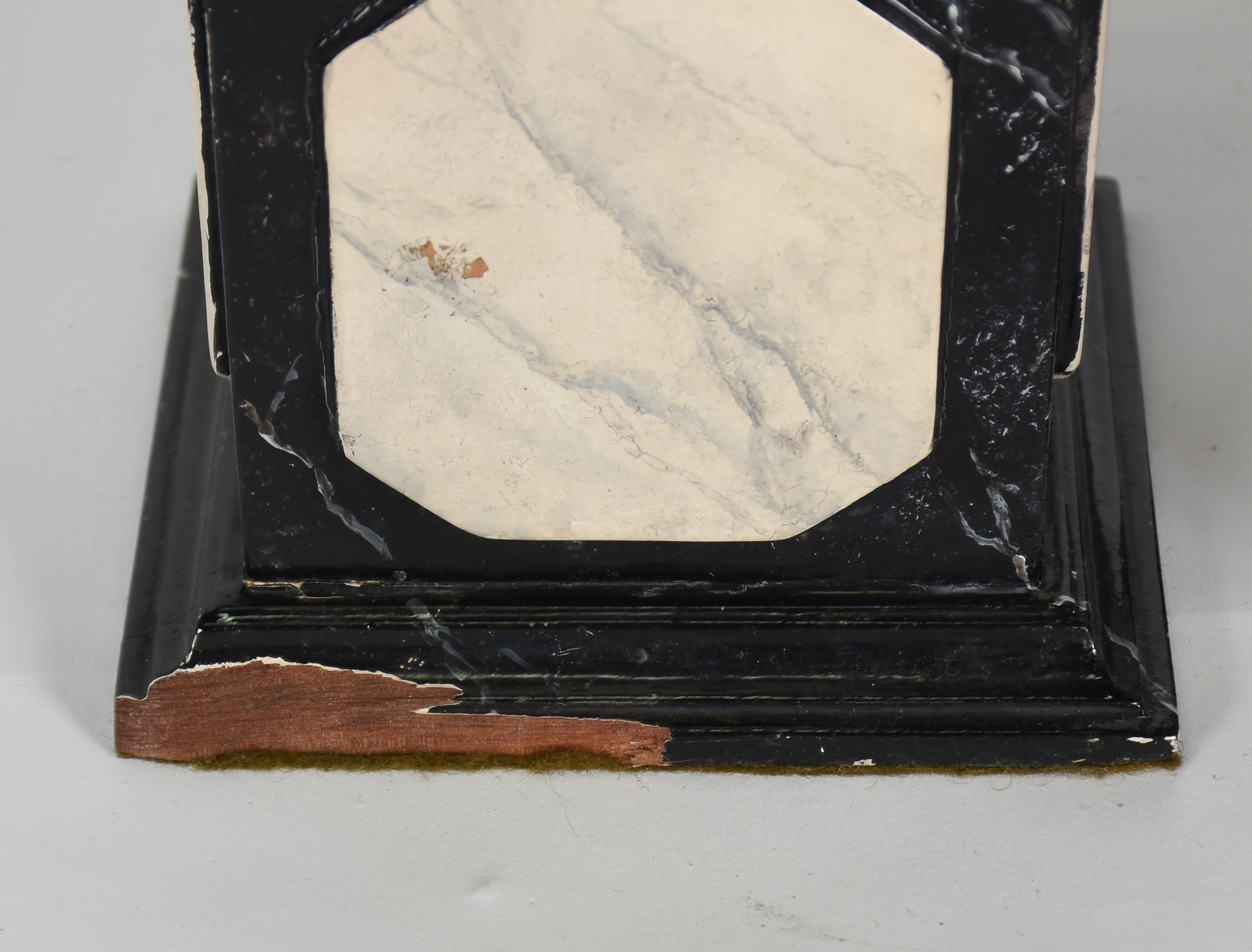 Par de pinhas decorativas com bases de madeira com pintura... - foto 3 de 3