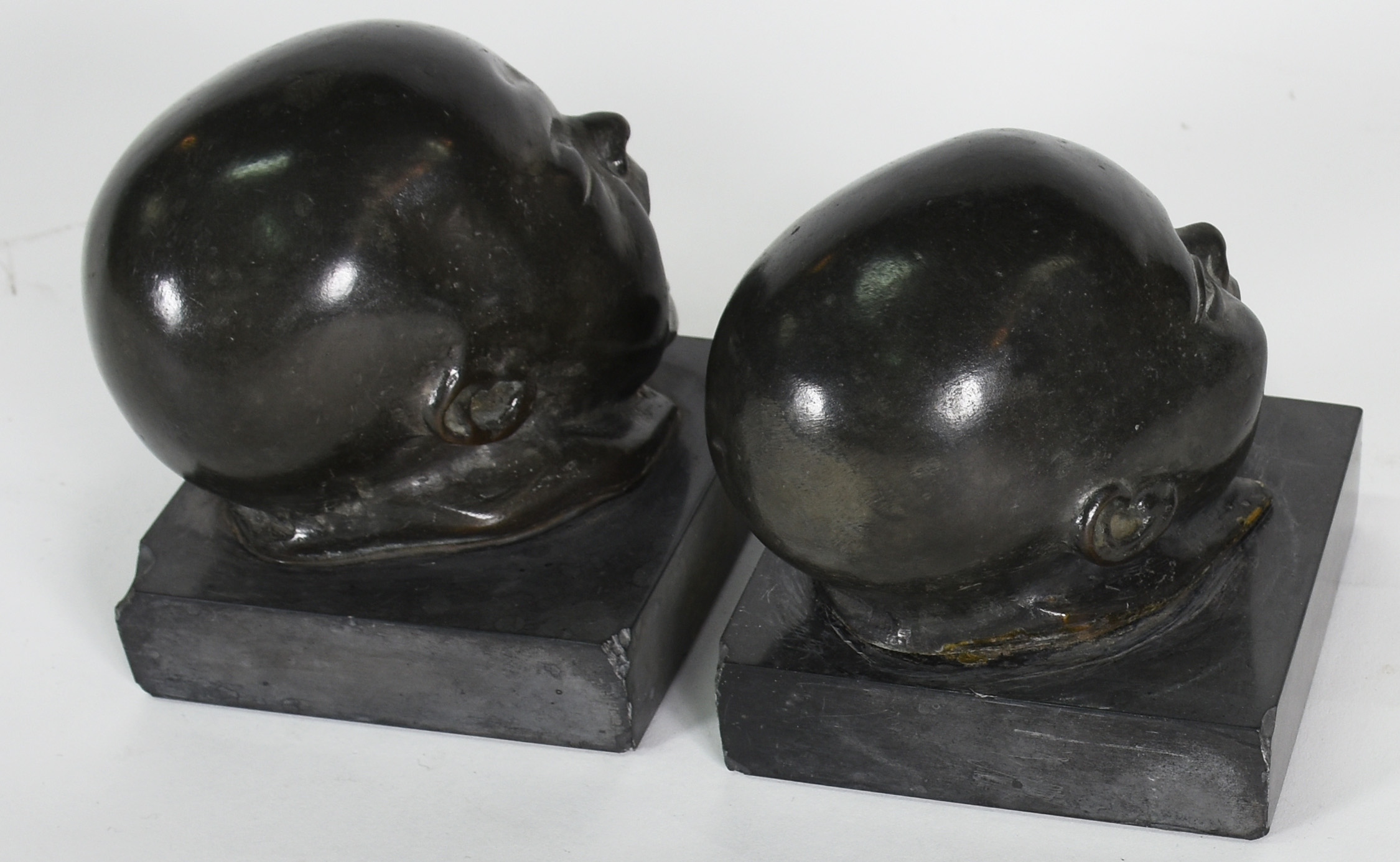 Par de esculturas de bronze representando "Cabeças de Bebês", bases... - foto 2 de 3