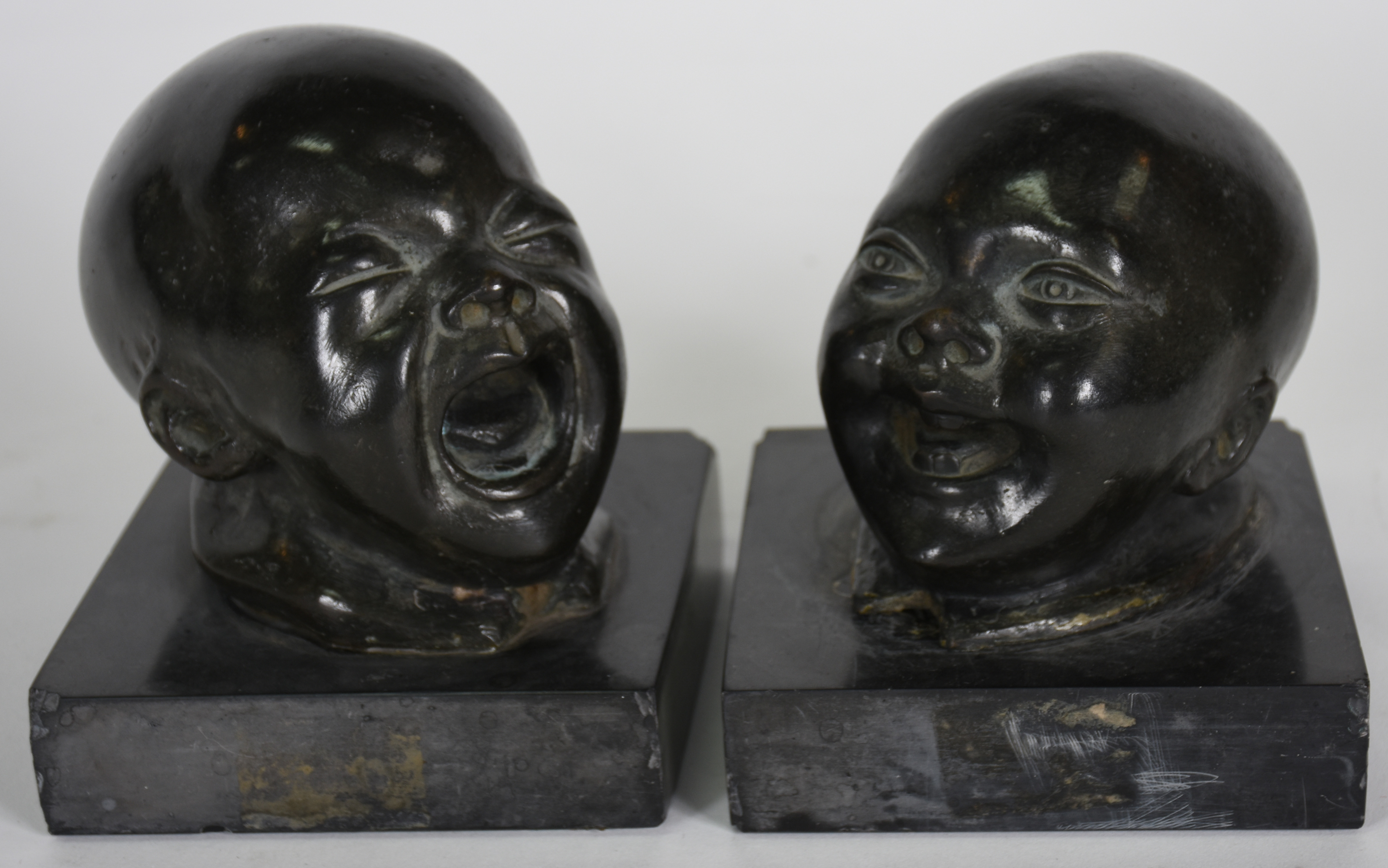 Par de esculturas de bronze representando "Cabeças de Bebês", bases... - foto 1 de 3