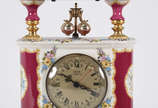 Relógio decorativo de mesa em porcelana policro... - Relógio decorativo de mesa em porcelana policromada com realces dourados,  à pilha.