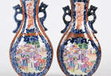 Par de vasos de porcelana  oriental  decorados ... - Par de vasos de porcelana  oriental  decorados com figuras 
 e guirlandas florais policromadas.