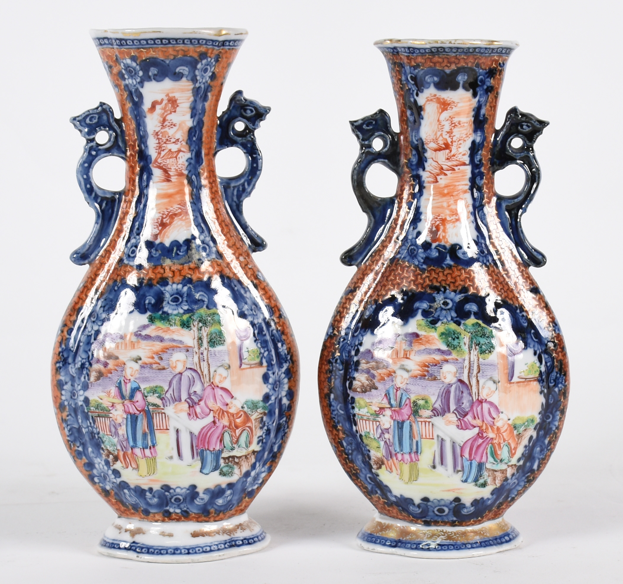 Par de vasos de porcelana oriental decorados com figuras e guirlandas... - foto 1 de 2