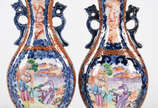 Par de vasos de porcelana  oriental  decorados ... - Par de vasos de porcelana  oriental  decorados com figuras 
 e guirlandas florais policromadas.