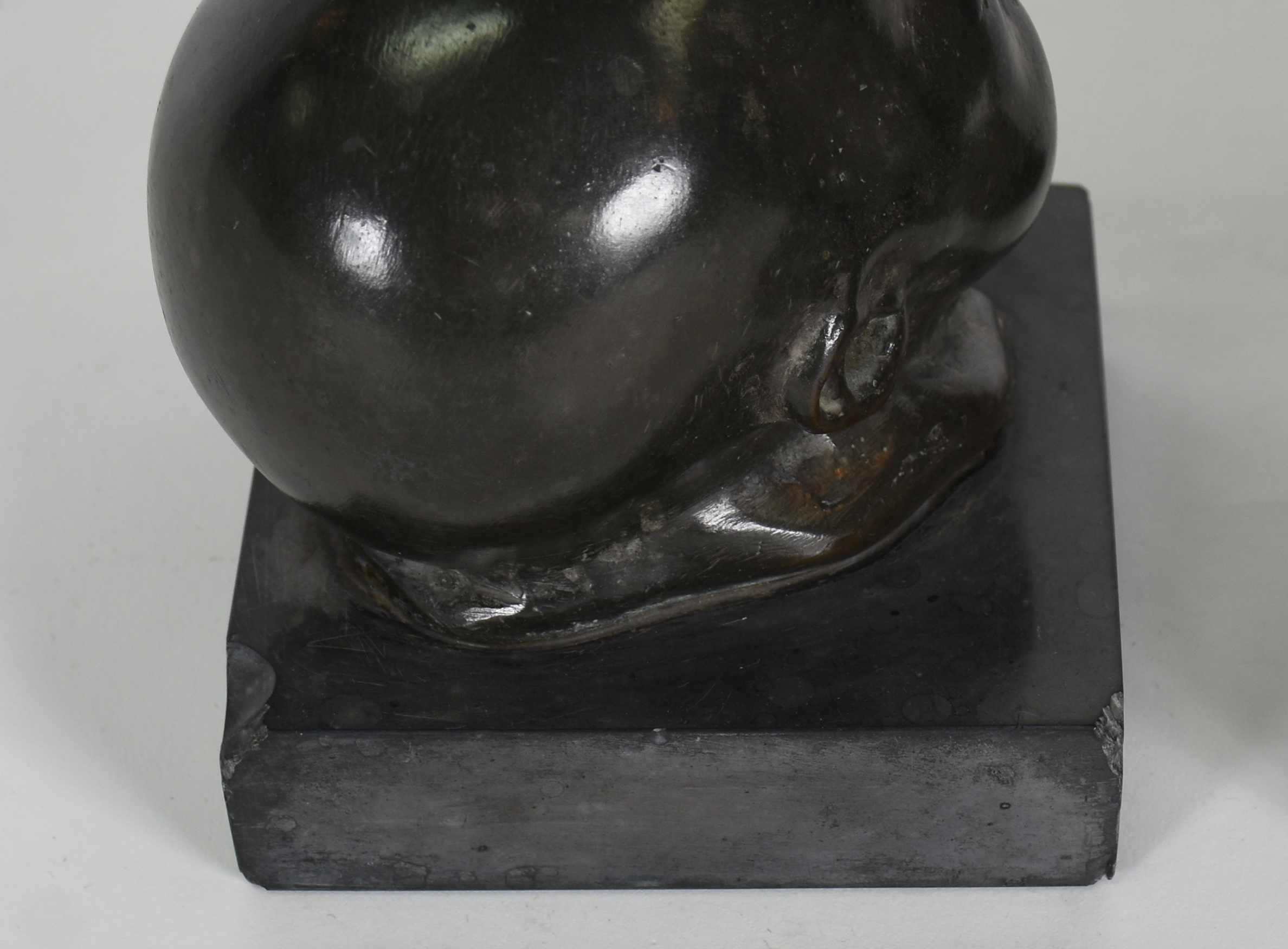 Par de esculturas de bronze representando "Cabeças de Bebês", bases... - foto 3 de 3