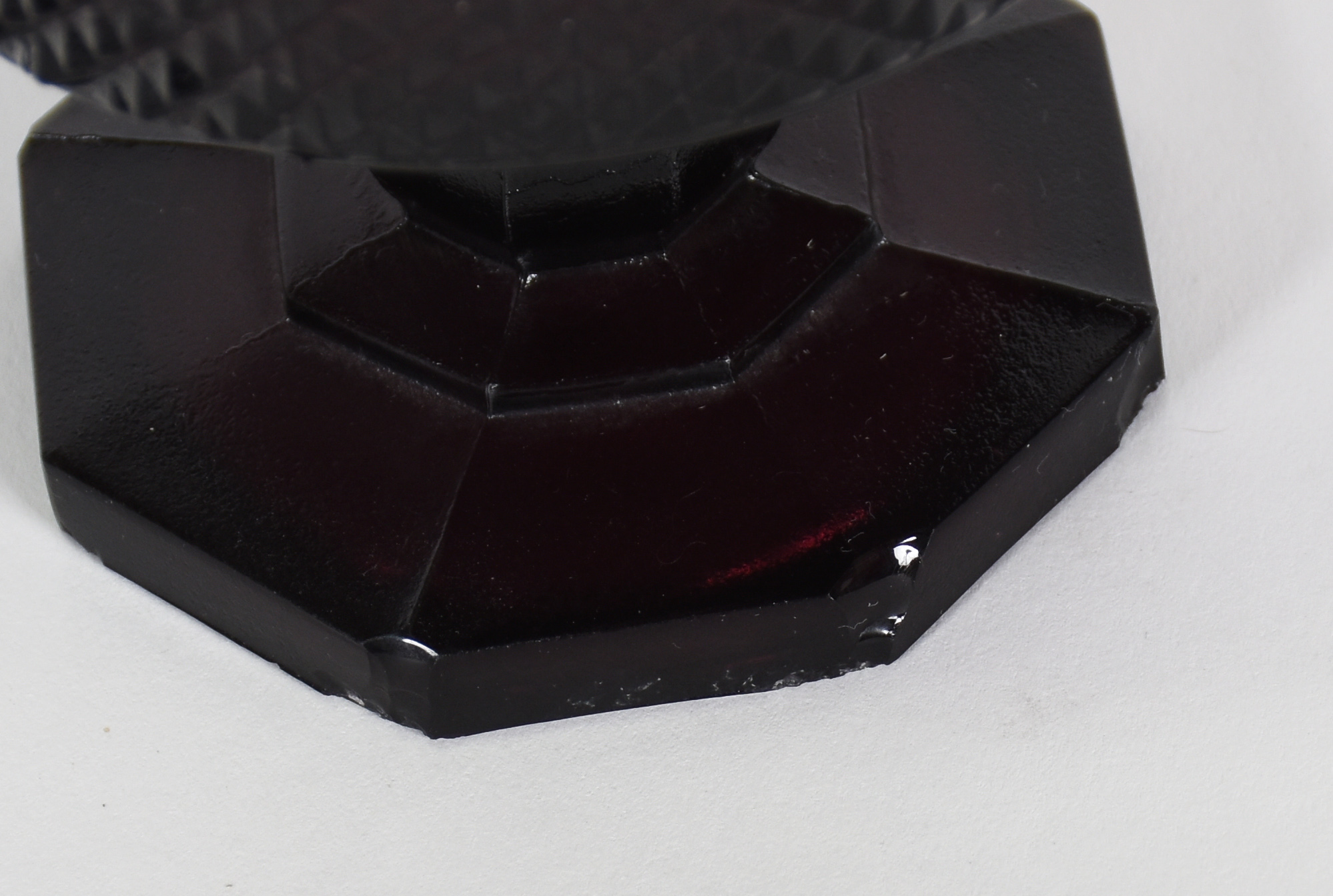 compoteira de vidro roxo ( lascado interno na tampa e bicado na base... - foto 3 de 4