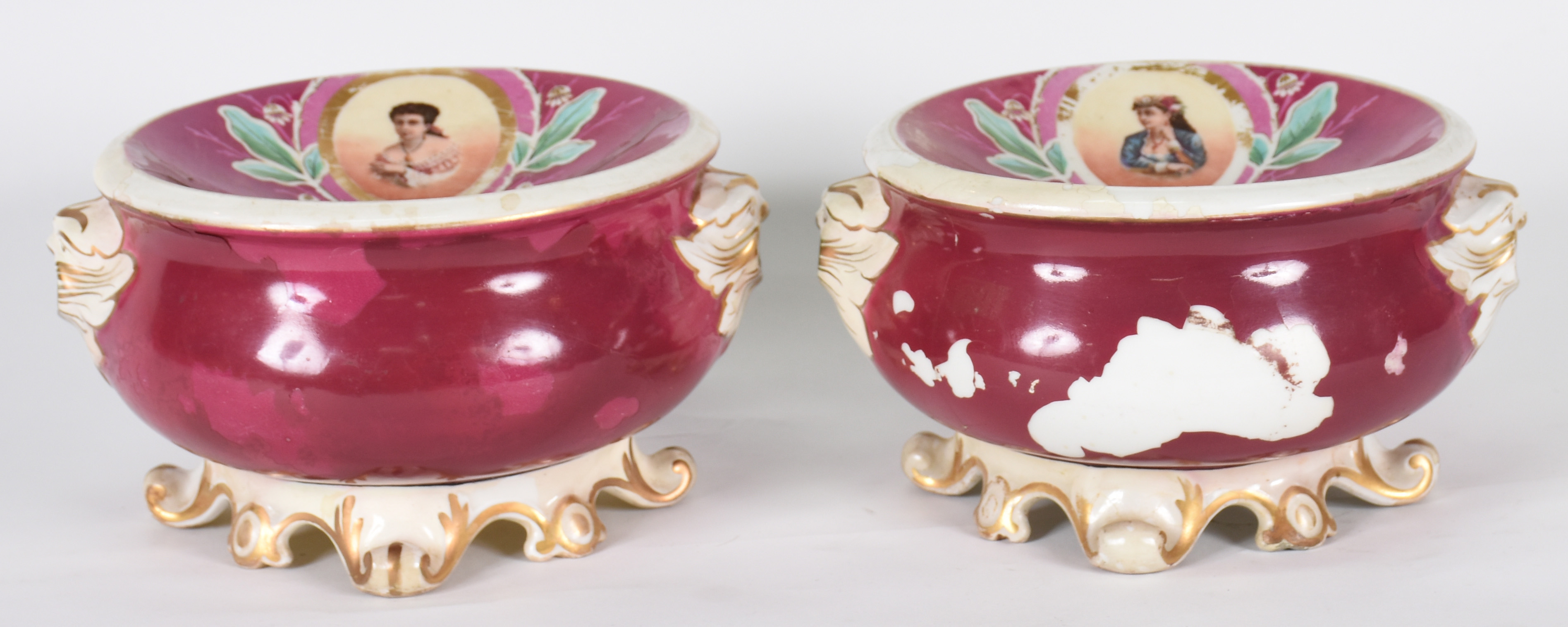 Par de cuspideiras de porcelana europeia na cor vinho com pequenos... - foto 1 de 7