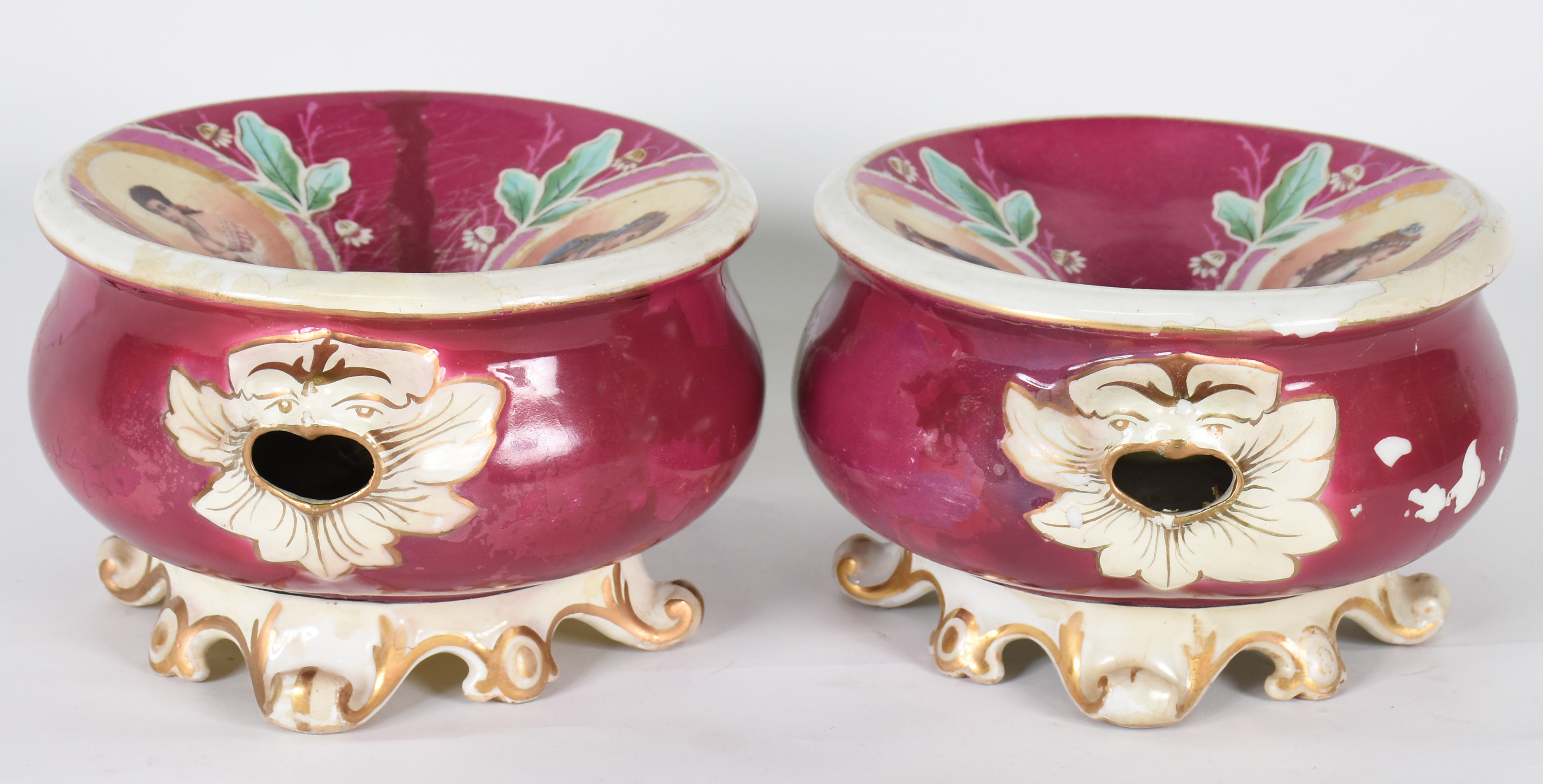 Par de cuspideiras de porcelana europeia na cor vinho com pequenos... - foto 2 de 7