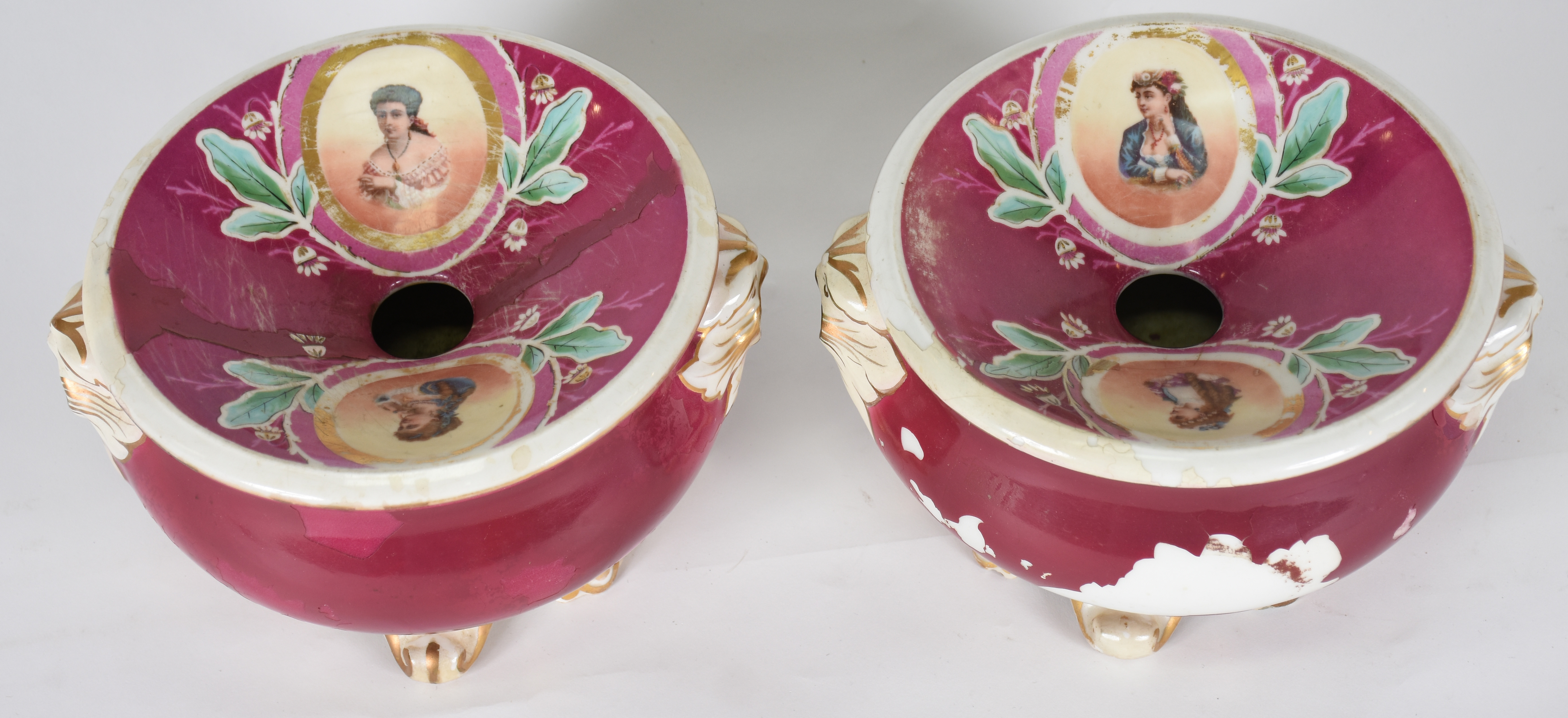 Par de cuspideiras de porcelana europeia na cor vinho com pequenos... - foto 3 de 7