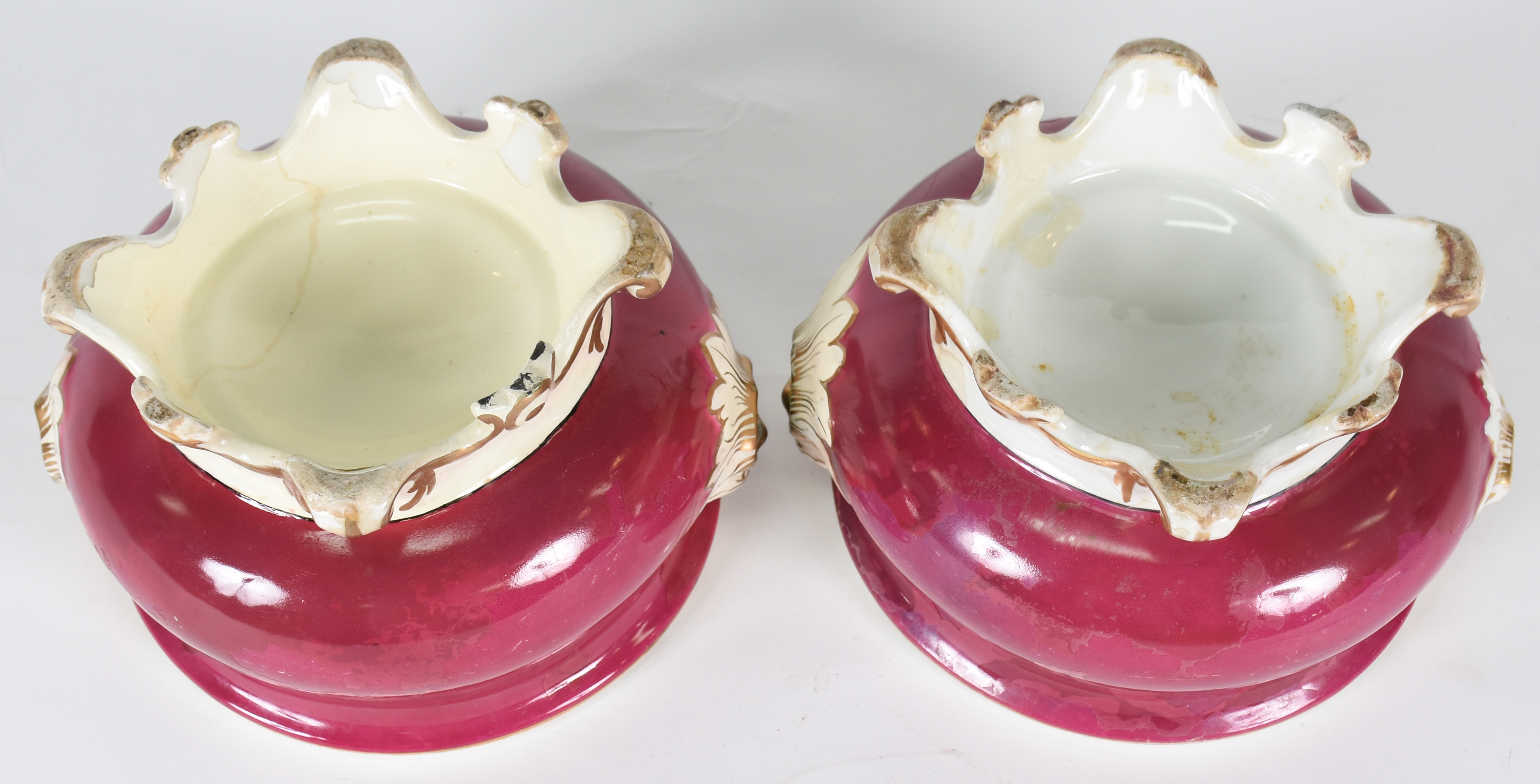 Par de cuspideiras de porcelana europeia na cor vinho com pequenos... - foto 4 de 7