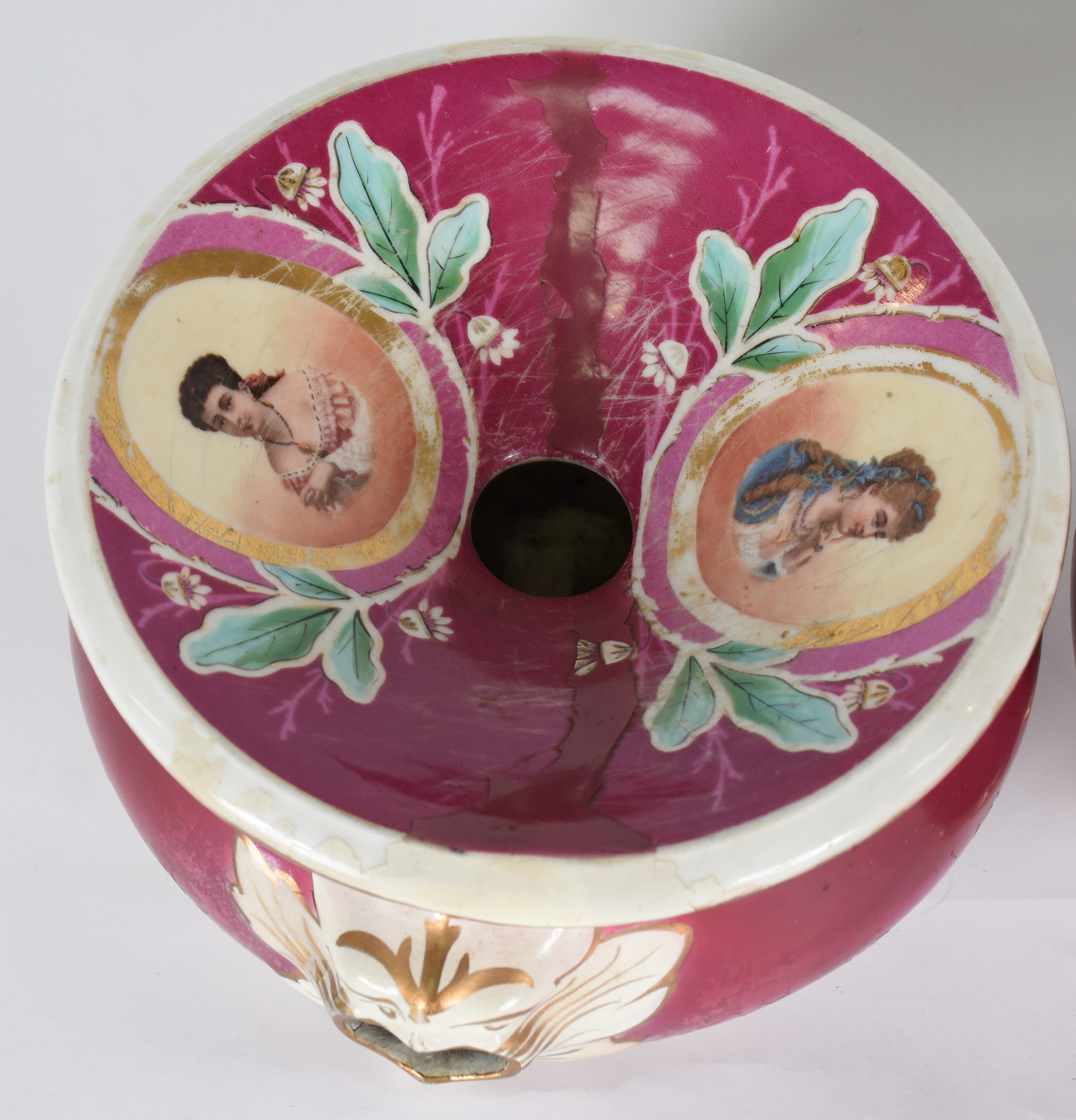 Par de cuspideiras de porcelana europeia na cor vinho com pequenos... - foto 5 de 7