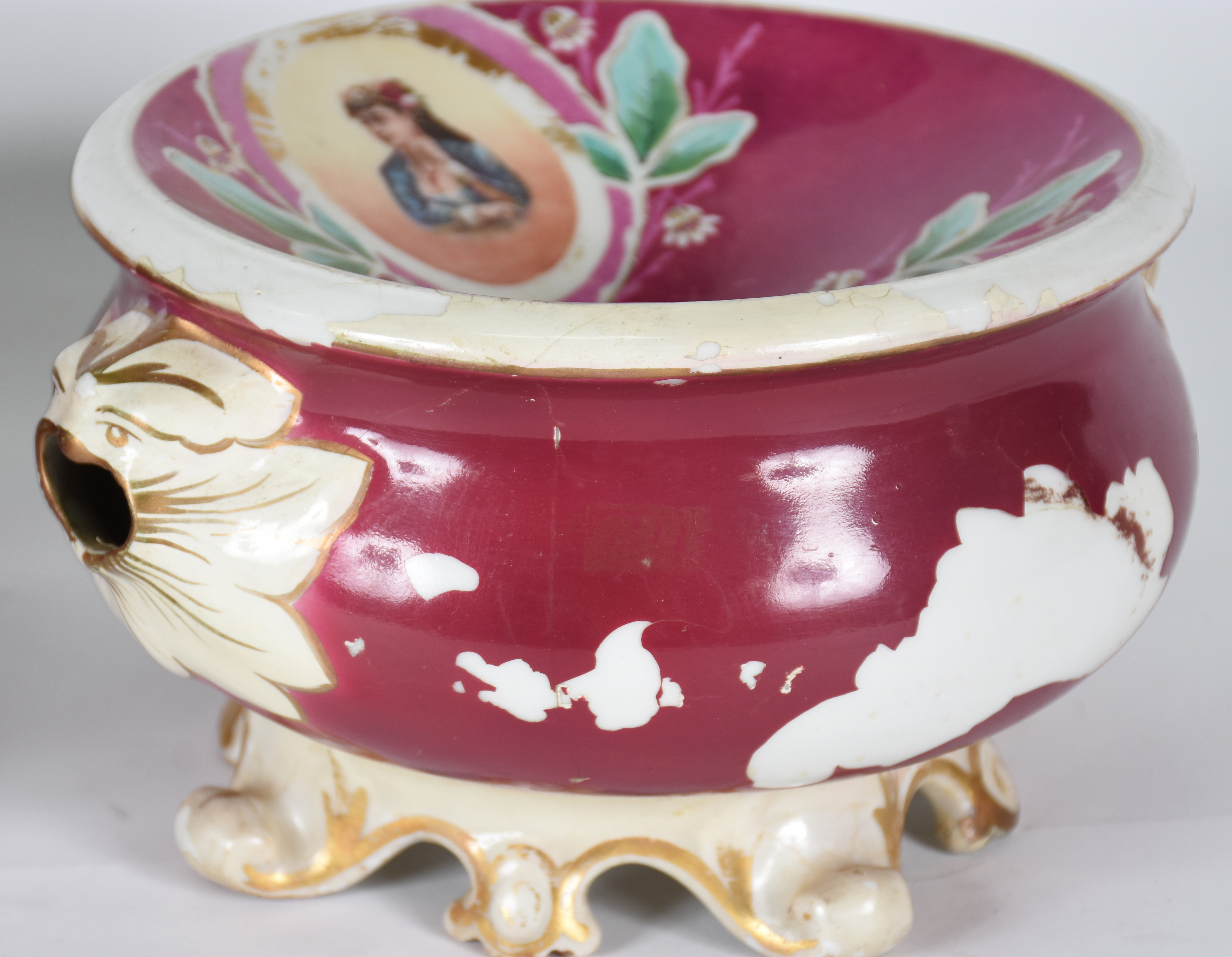 Par de cuspideiras de porcelana europeia na cor vinho com pequenos... - foto 6 de 7