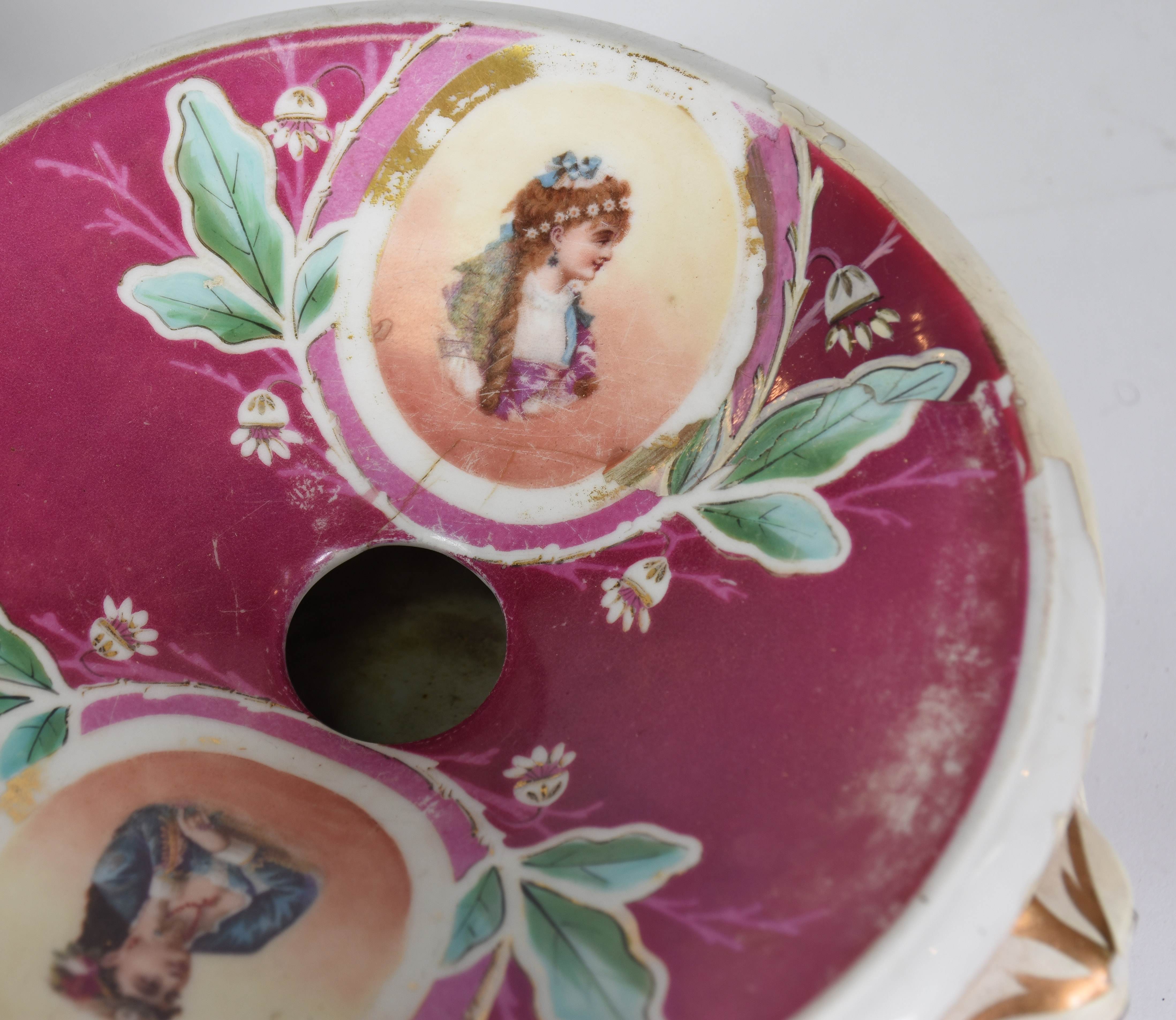 Par de cuspideiras de porcelana europeia na cor vinho com pequenos... - foto 7 de 7