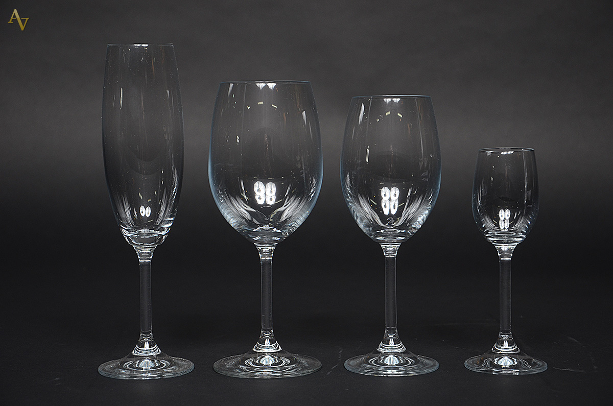 Serviço com 24 cálices de cristal tcheco liso, sendo 6 flutes para...