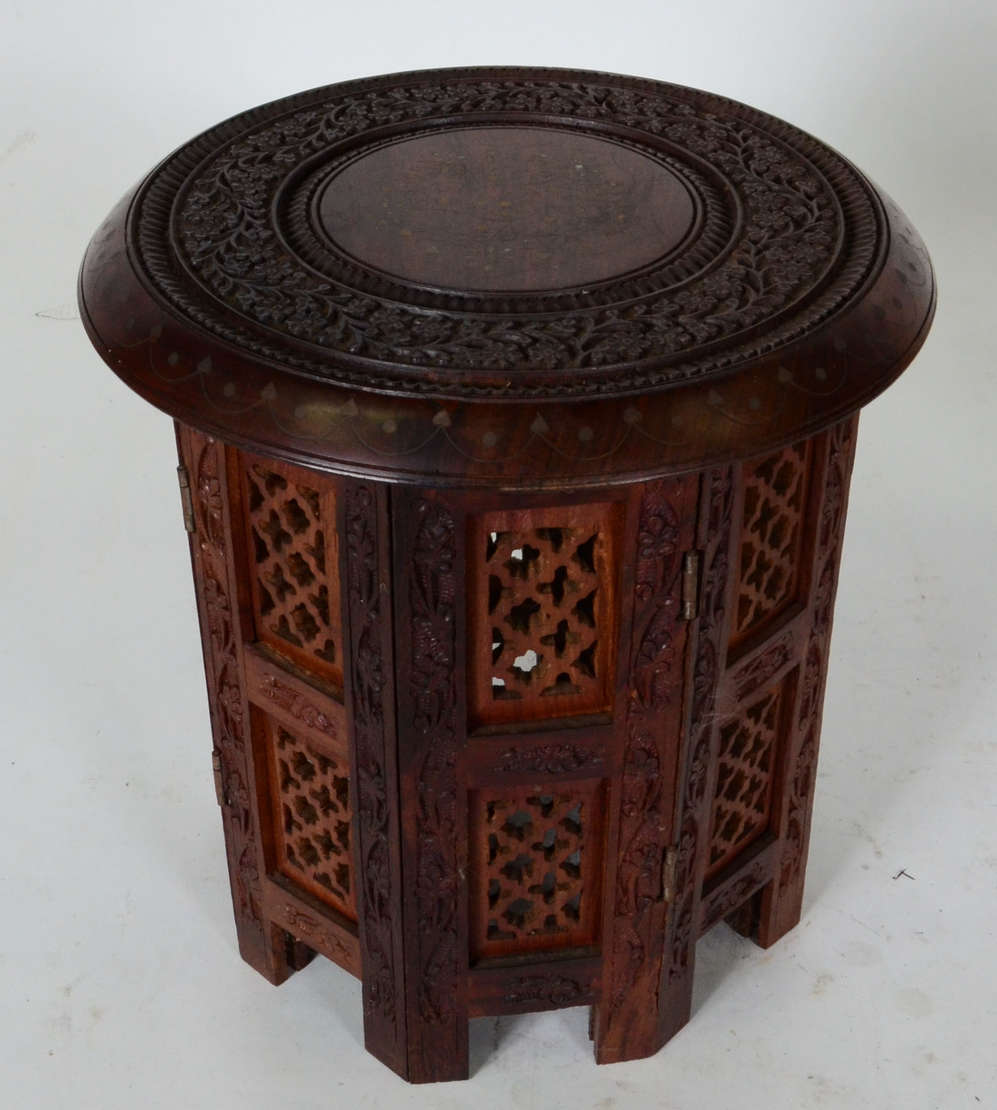 Banqueta marroquina de madeira nobre, base oitavada com entalhes e... - foto 1 de 2