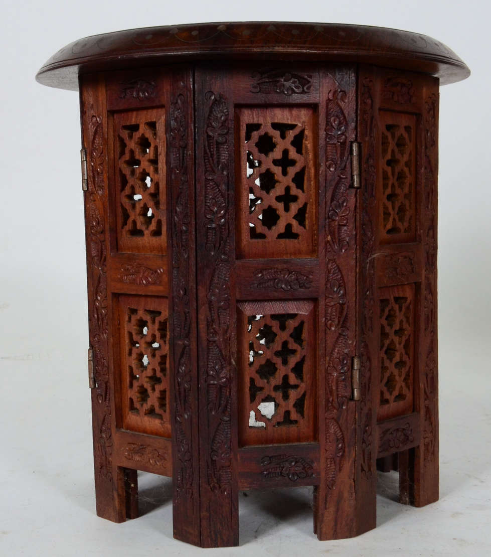 Banqueta marroquina de madeira nobre, base oitavada com entalhes e... - foto 2 de 2