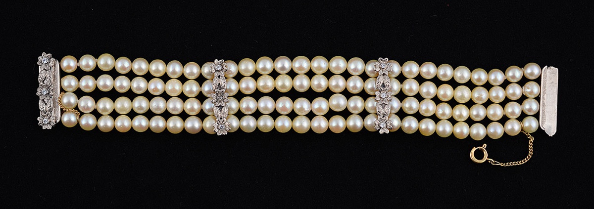 Antiga pulseira 4 voltas de pérolas de com ouro branco e safiras...