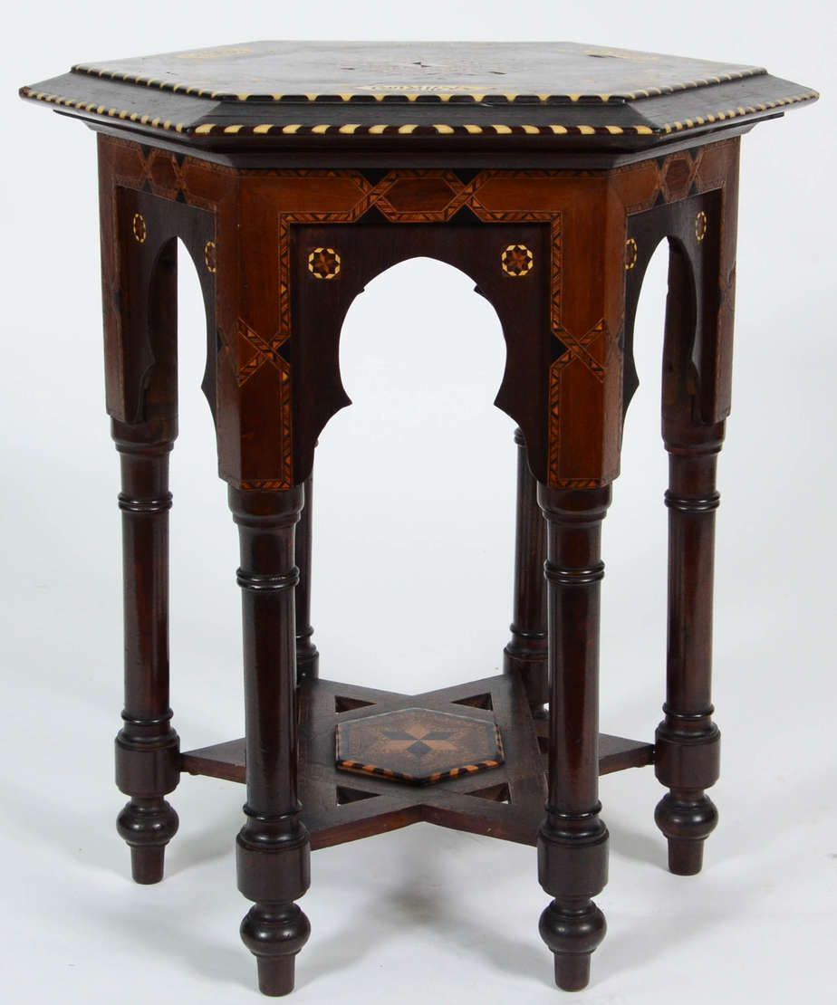 Mesa sextavada de madeira nobre com tampo trabalhado em marqueterie... - foto 2 de 4