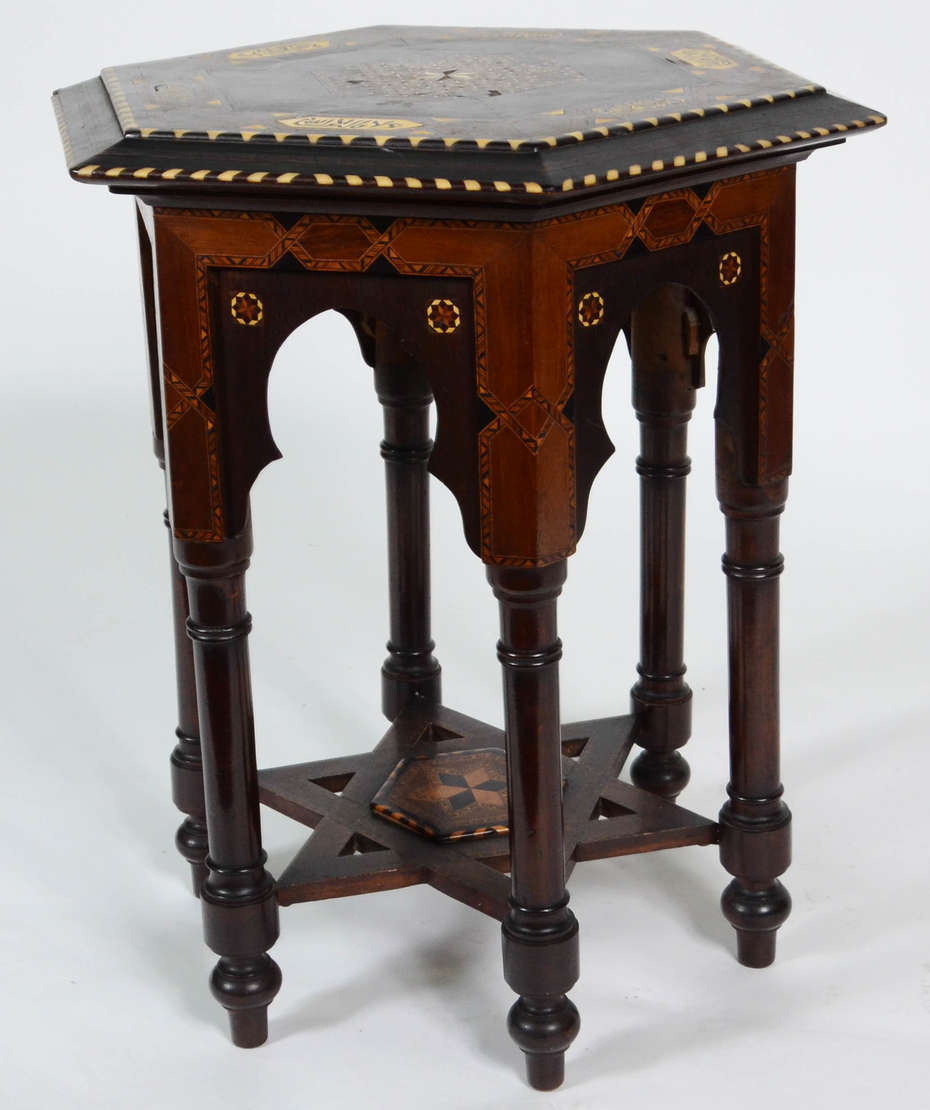 Mesa sextavada de madeira nobre com tampo trabalhado em marqueterie... - foto 3 de 4
