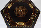 Mesa sextavada de madeira nobre com tampo traba... - Mesa sextavada de madeira nobre com tampo trabalhado em marqueterie, estilo mourisco.