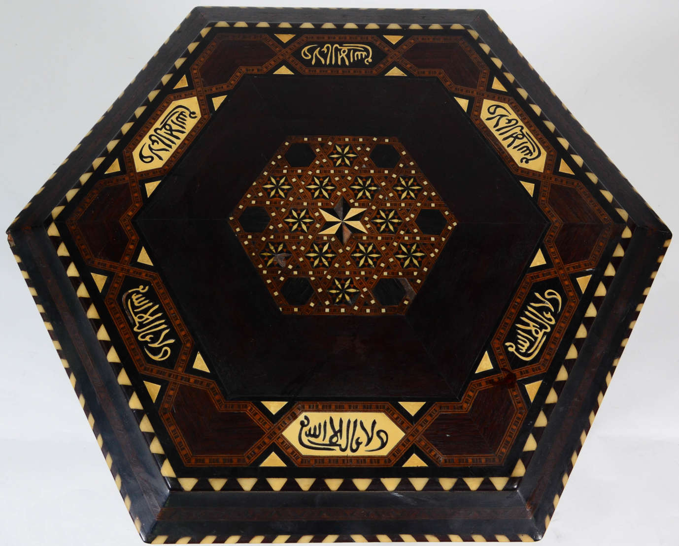 Mesa sextavada de madeira nobre com tampo trabalhado em marqueterie... - foto 4 de 4