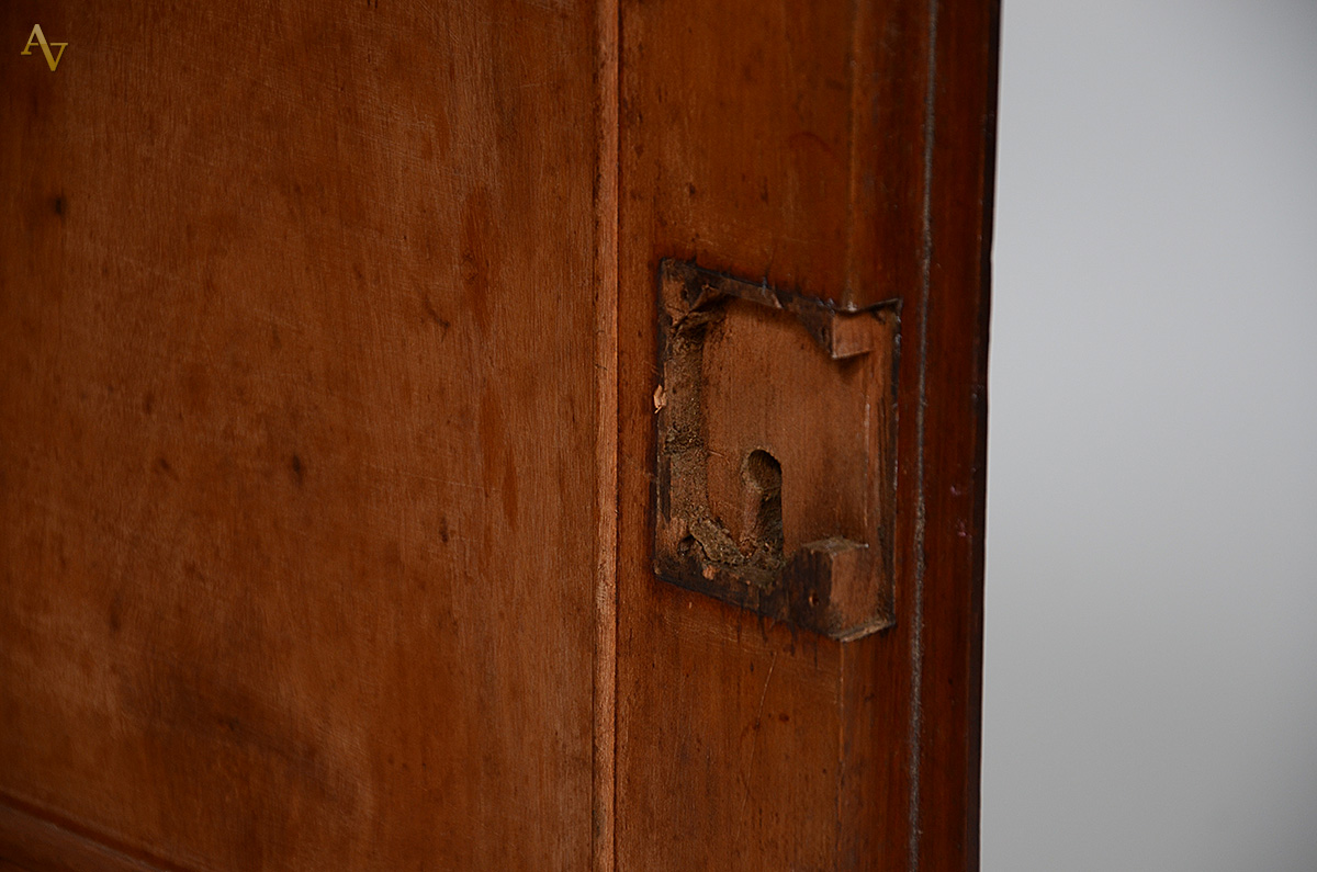 Arca de madeira nobre com duas gavetas e duas portas com entalhes em... - foto 3 de 3