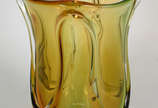Vaso de Murano nas cores âmbar e verde. - Vaso de Murano nas cores âmbar e verde.
