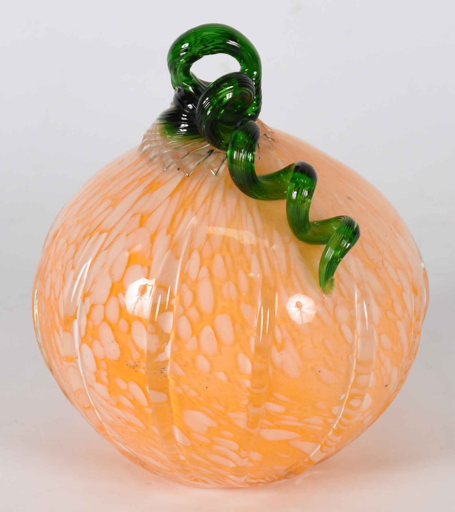Fruta de Murano na cor laranja com detalhe verde. - foto 1 de 4