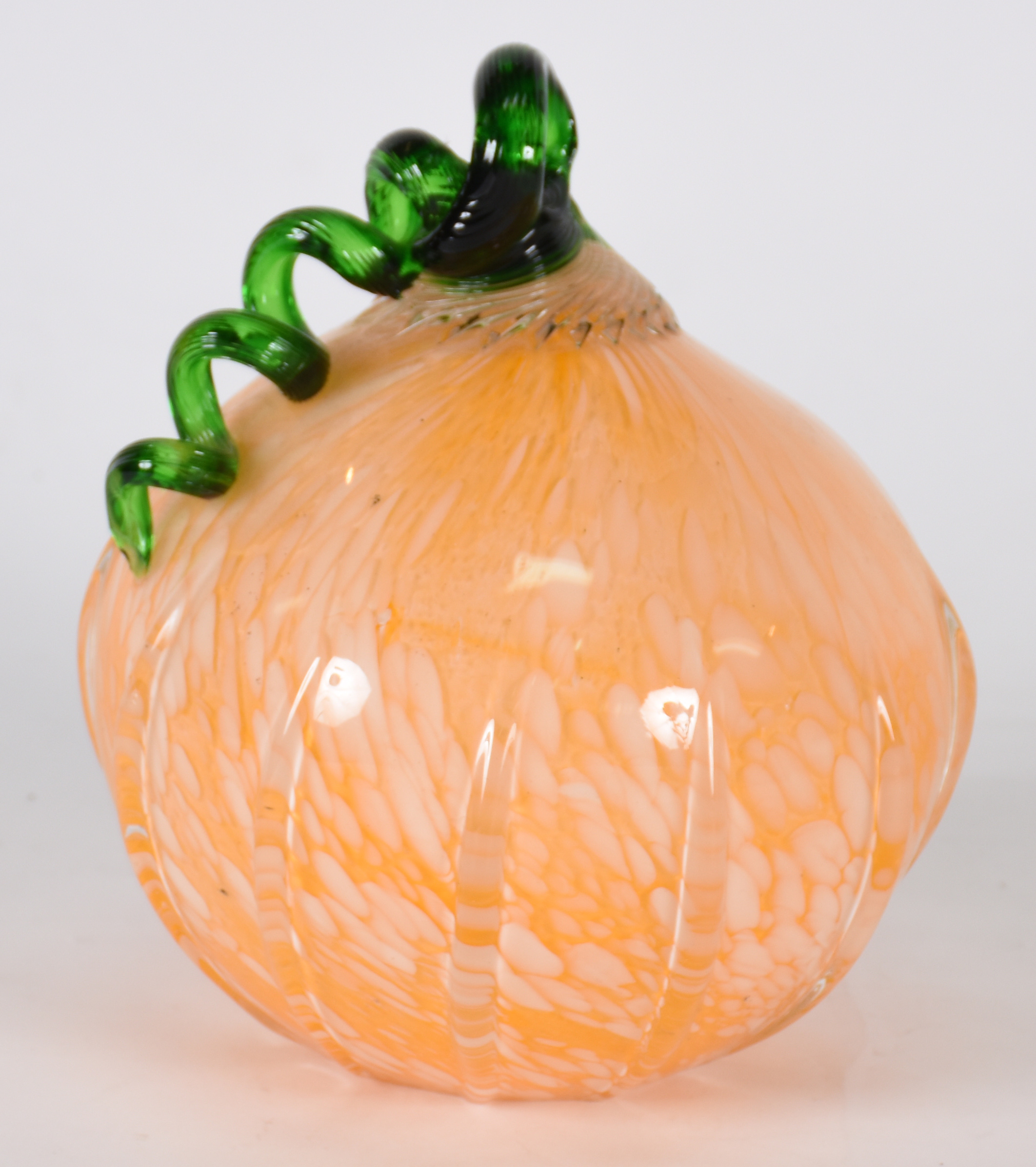 Fruta de Murano na cor laranja com detalhe verde. - foto 3 de 4
