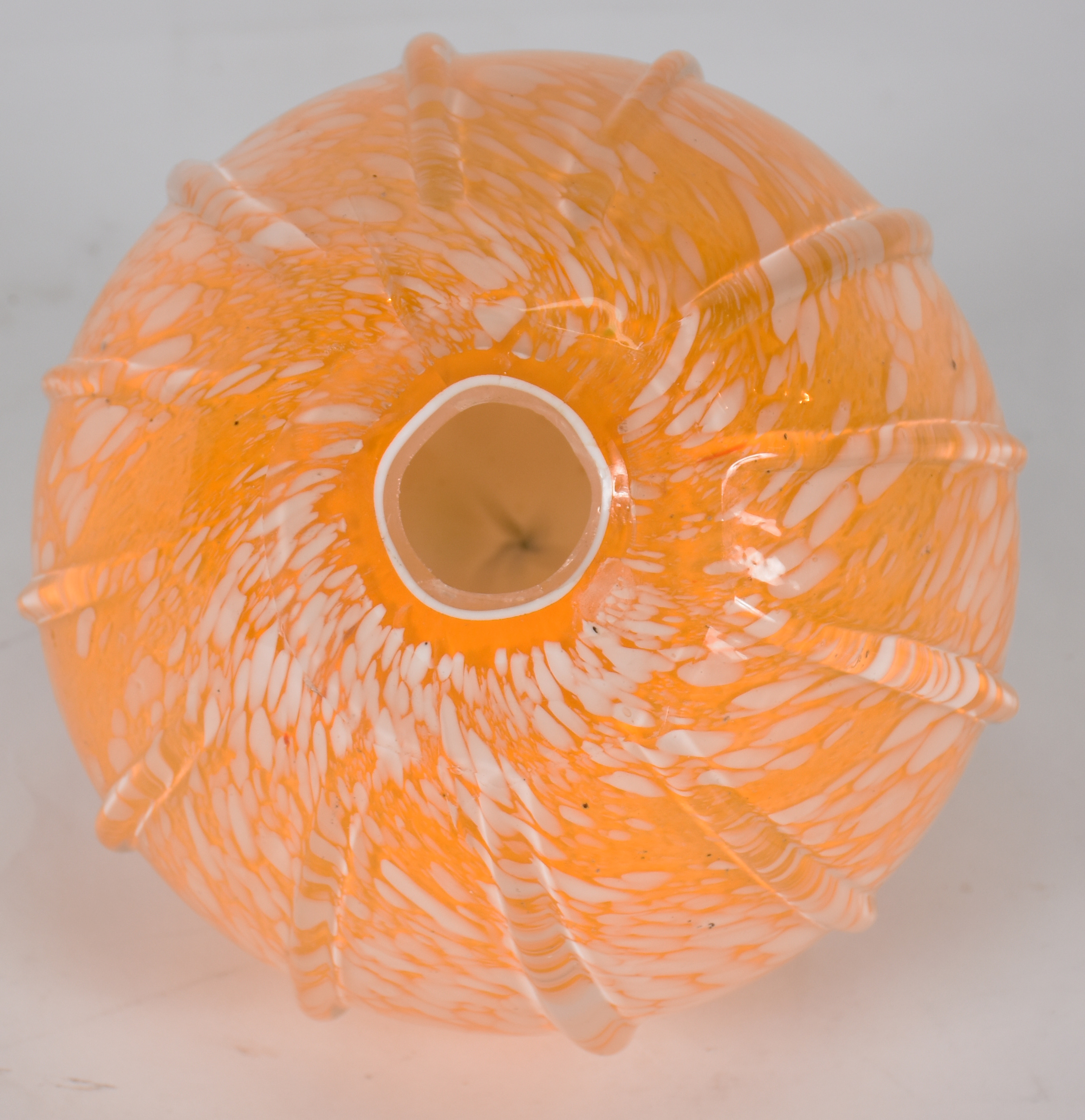 Fruta de Murano na cor laranja com detalhe verde. - foto 4 de 4