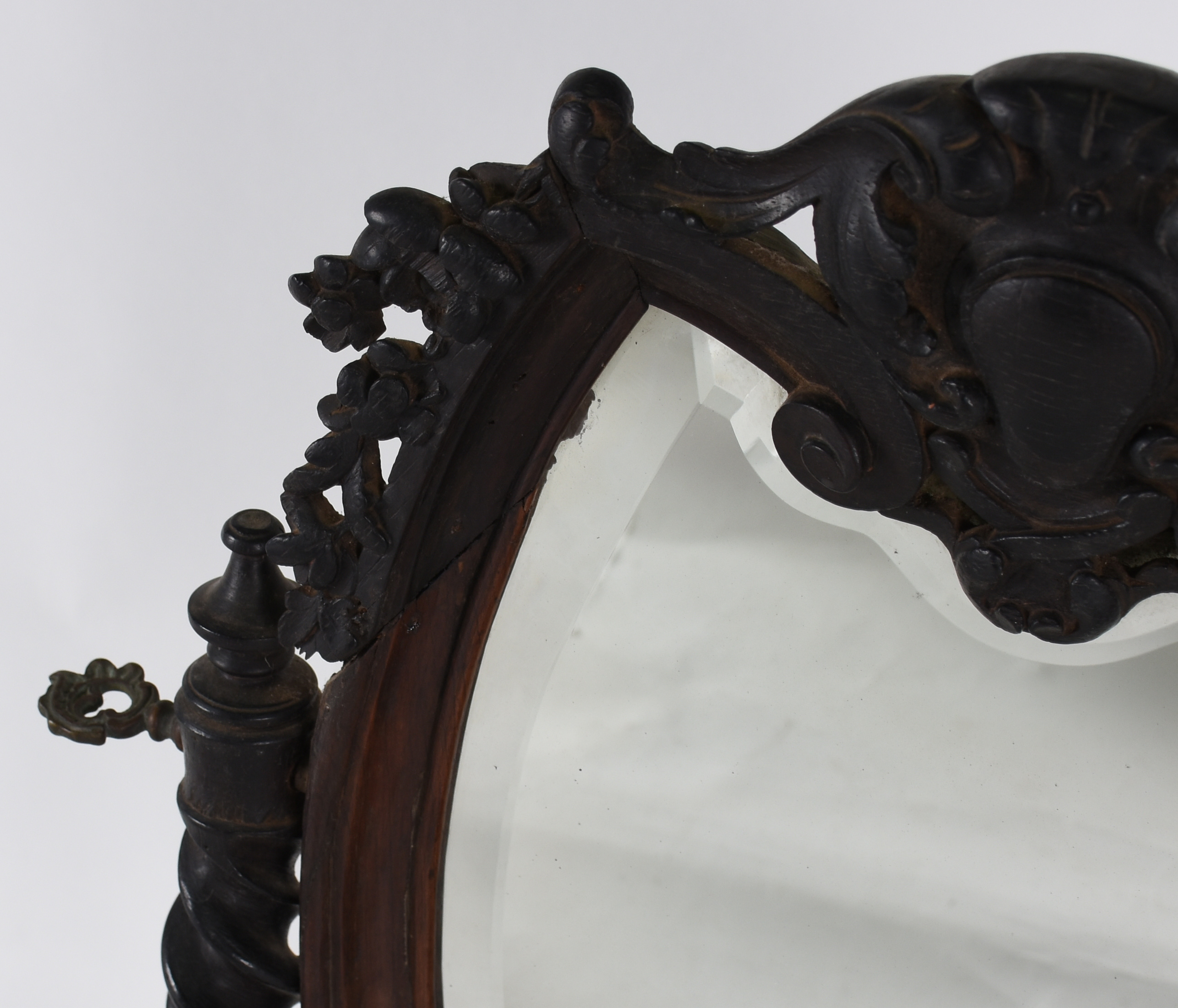 Espelho de mesa de cristal bisotado feitio oval, armação de madeira... - foto 2 de 5